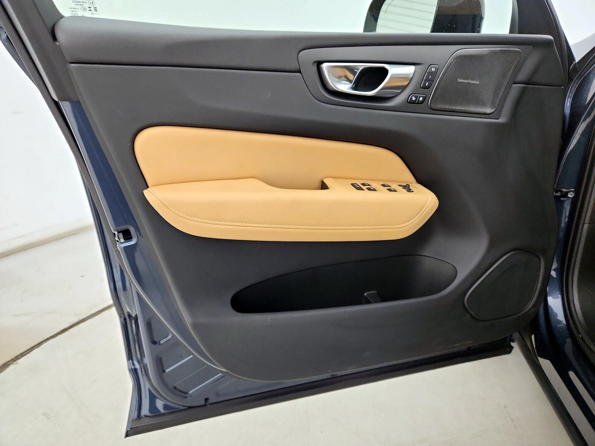 Thumbnail: 2025 Volvo XC60 - 12