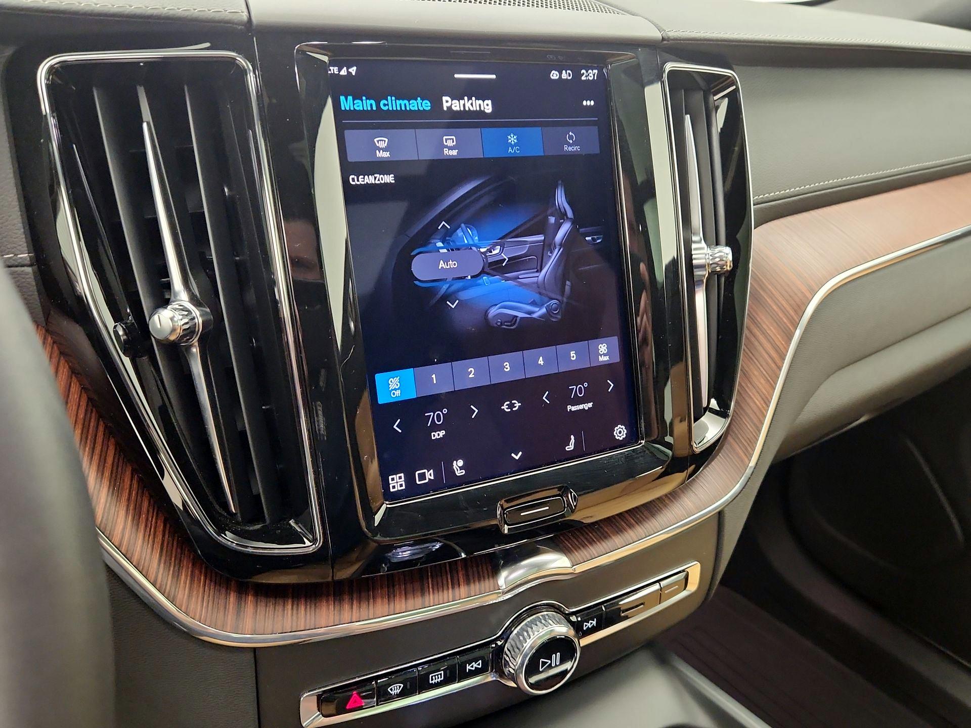 Thumbnail: 2025 Volvo XC60 - 17