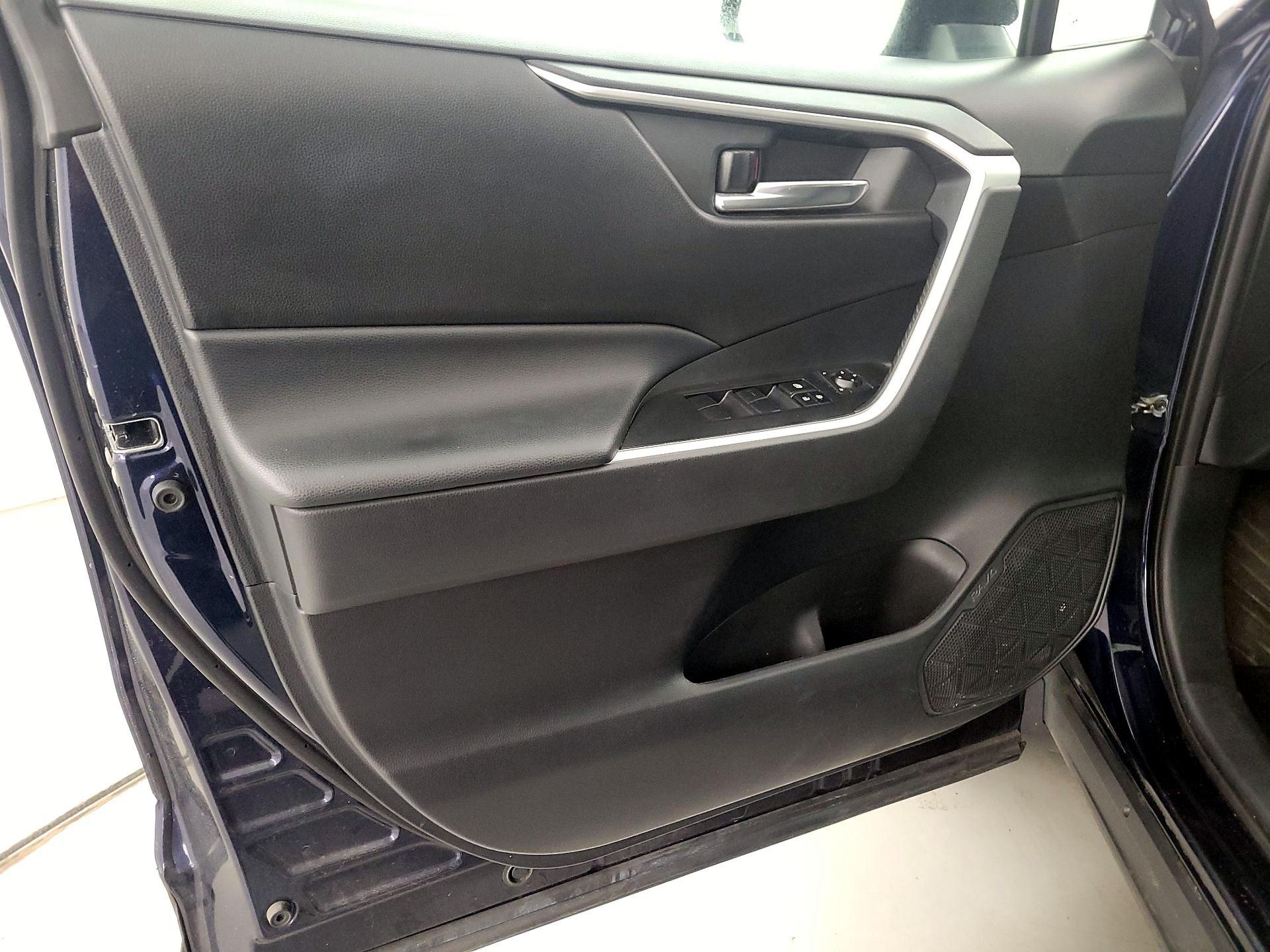 Thumbnail: 2020 Toyota RAV4 - 12