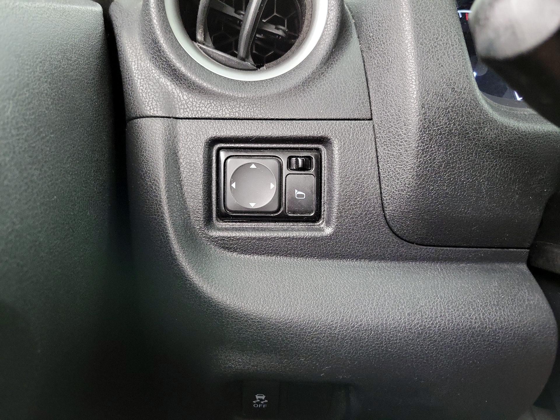 Thumbnail: 2015 Nissan Versa Note - 13