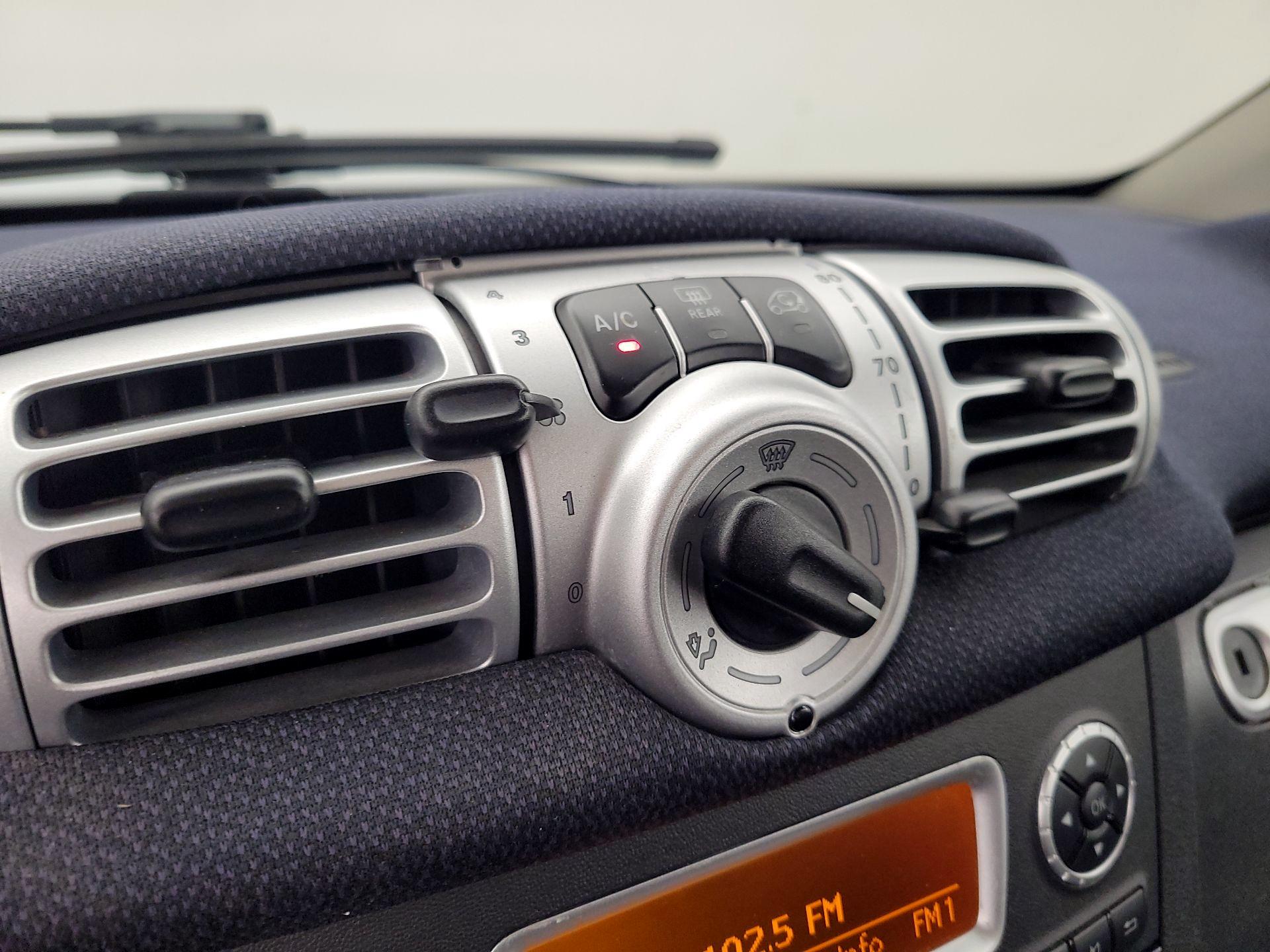 Thumbnail: 2015 smart fortwo - 14