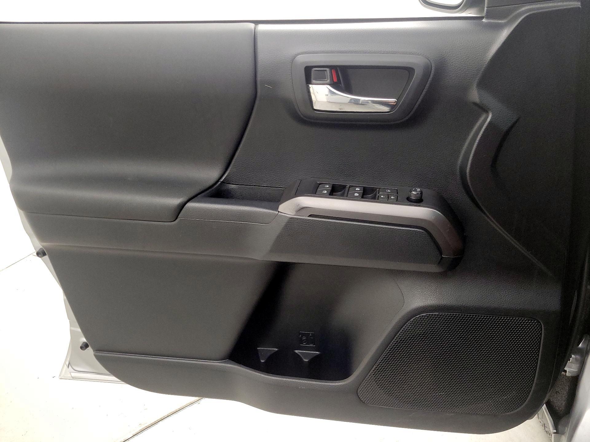 Thumbnail: 2019 Toyota Tacoma - 10