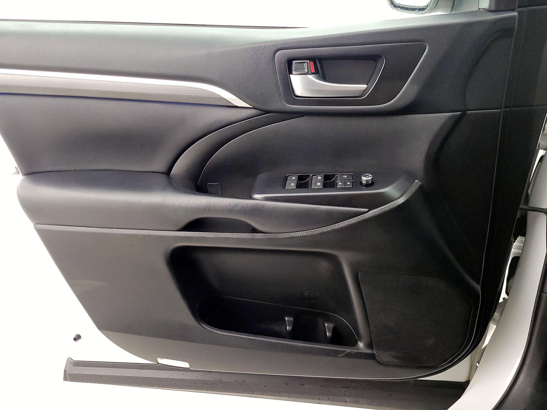 Thumbnail: 2019 Toyota Highlander - 12