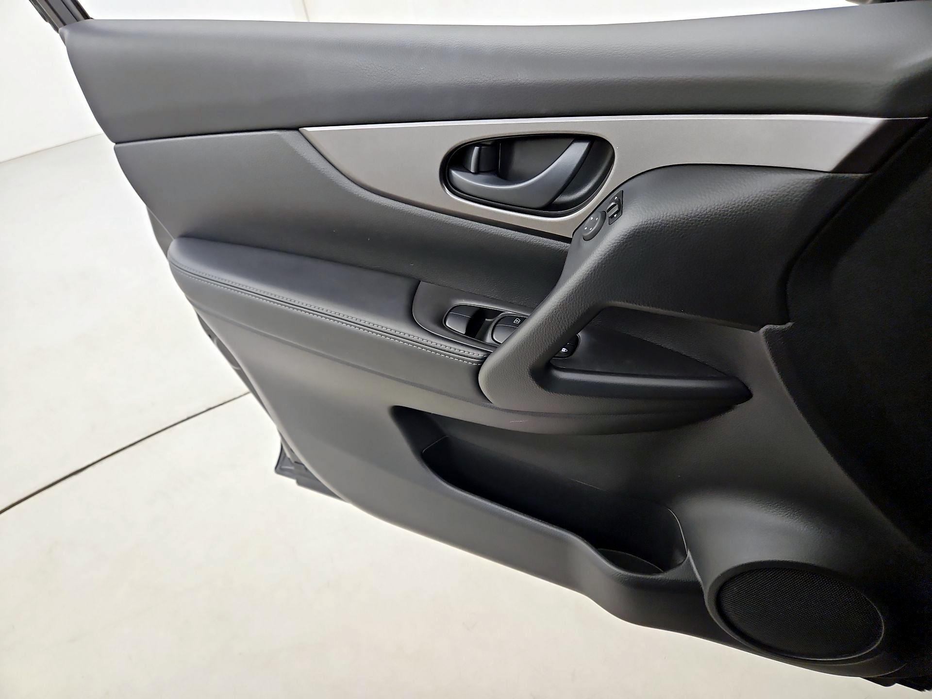 Thumbnail: 2020 Nissan Rogue Sport - 12