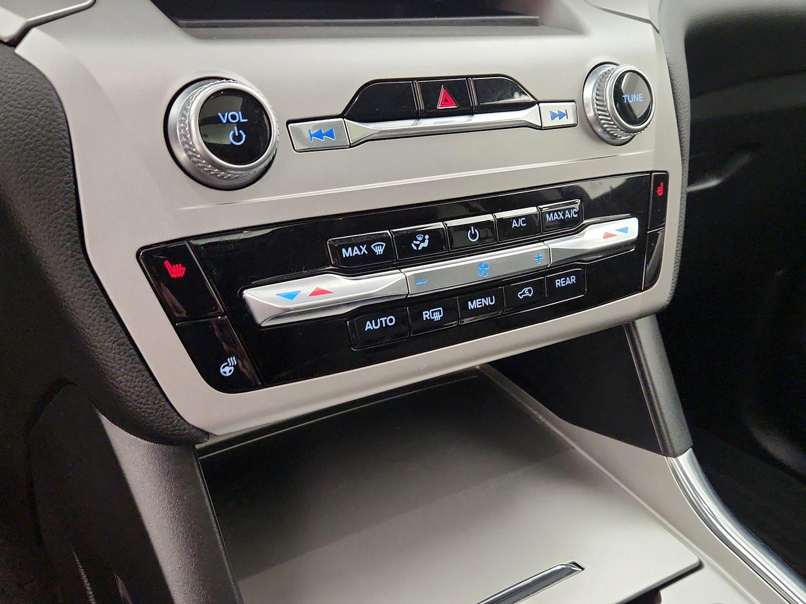 2022 Ford Explorer XLT - Photo 18