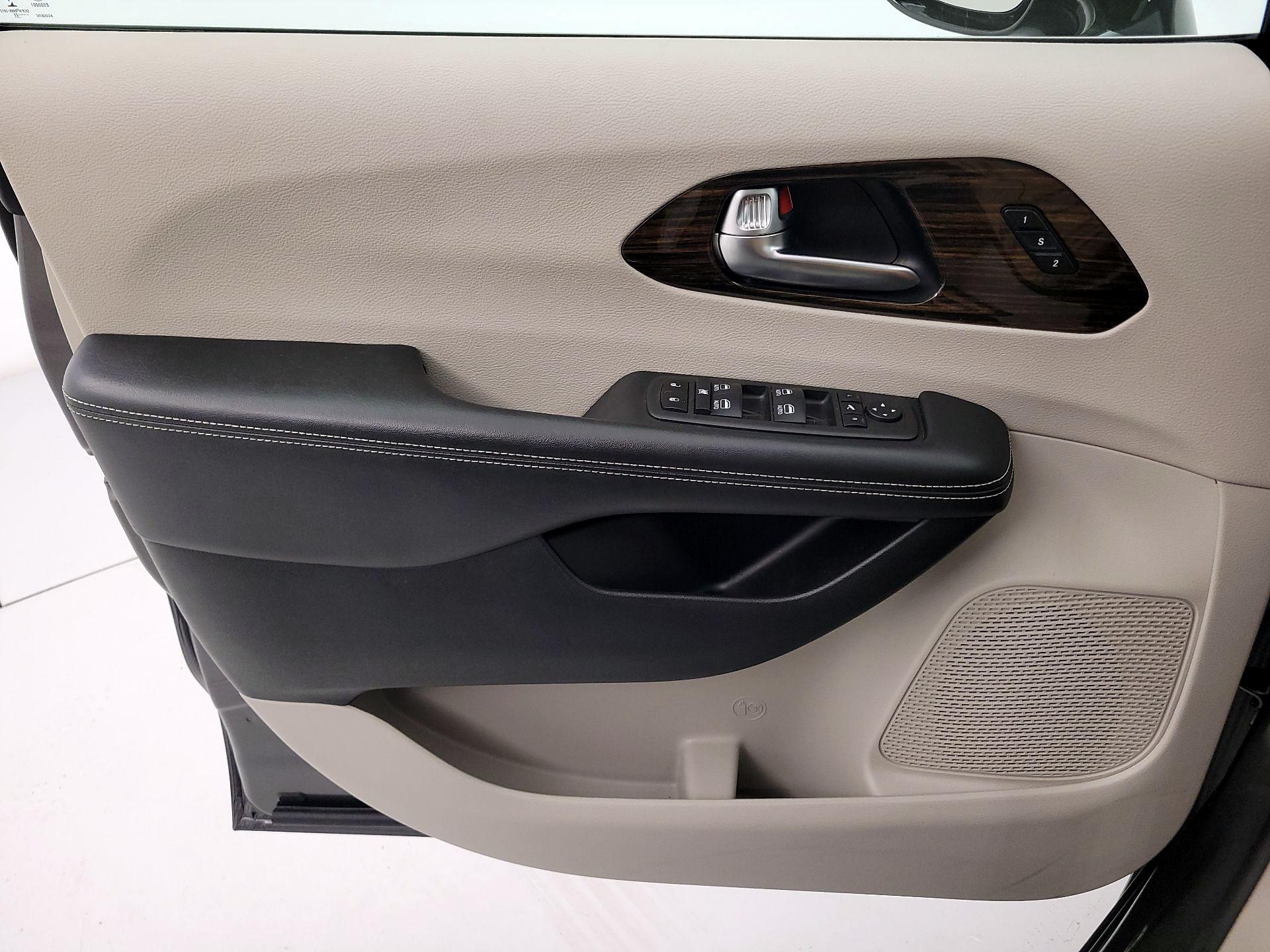 Thumbnail: 2023 Chrysler Pacifica - 12