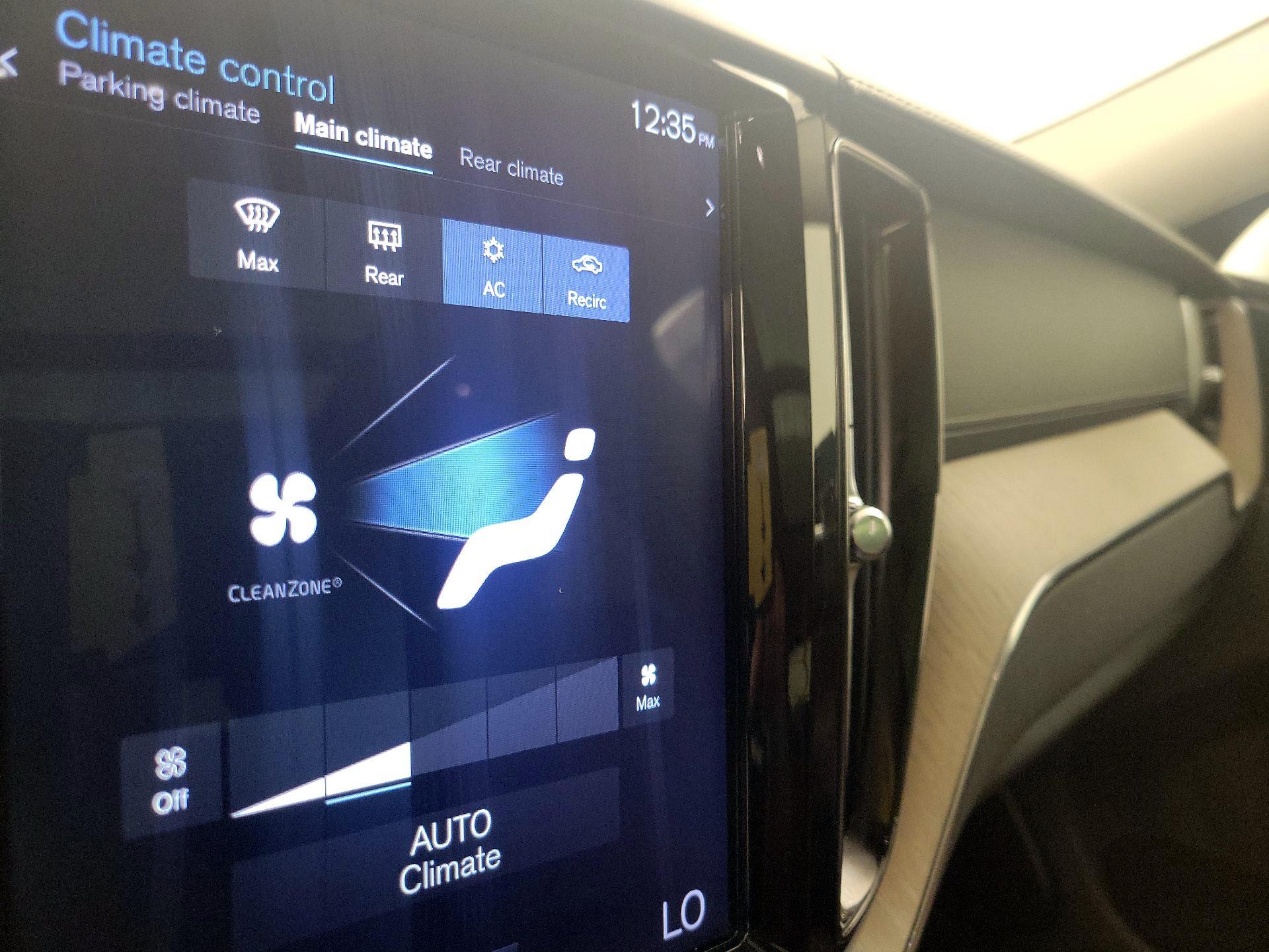 Thumbnail: 2018 Volvo XC60 - 17