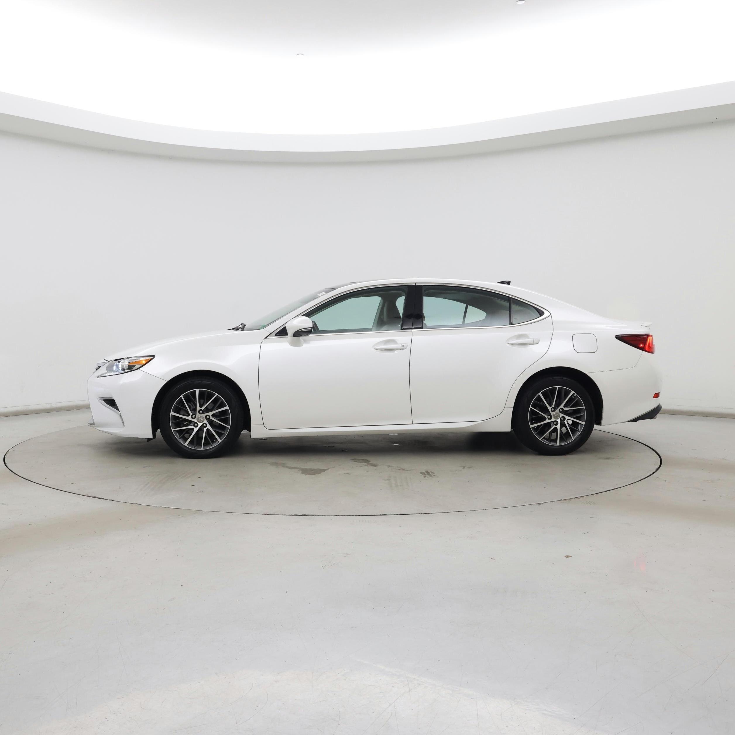 Thumbnail: 2017 Lexus ES - 3