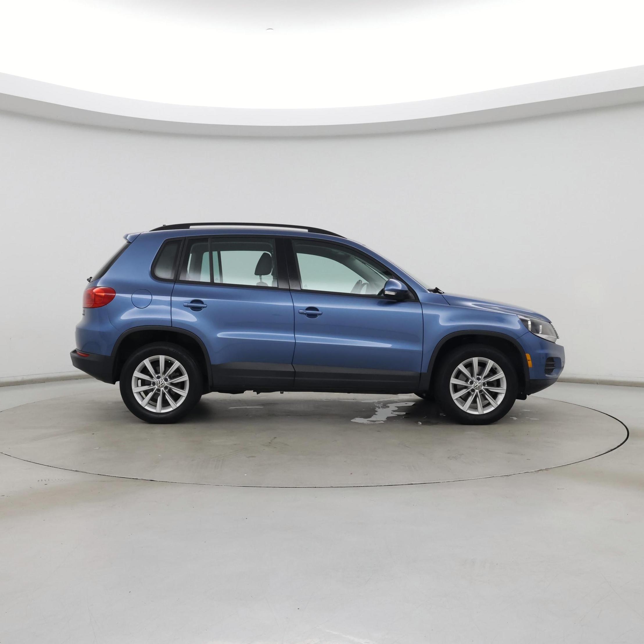 Thumbnail: 2017 Volkswagen Tiguan - 7