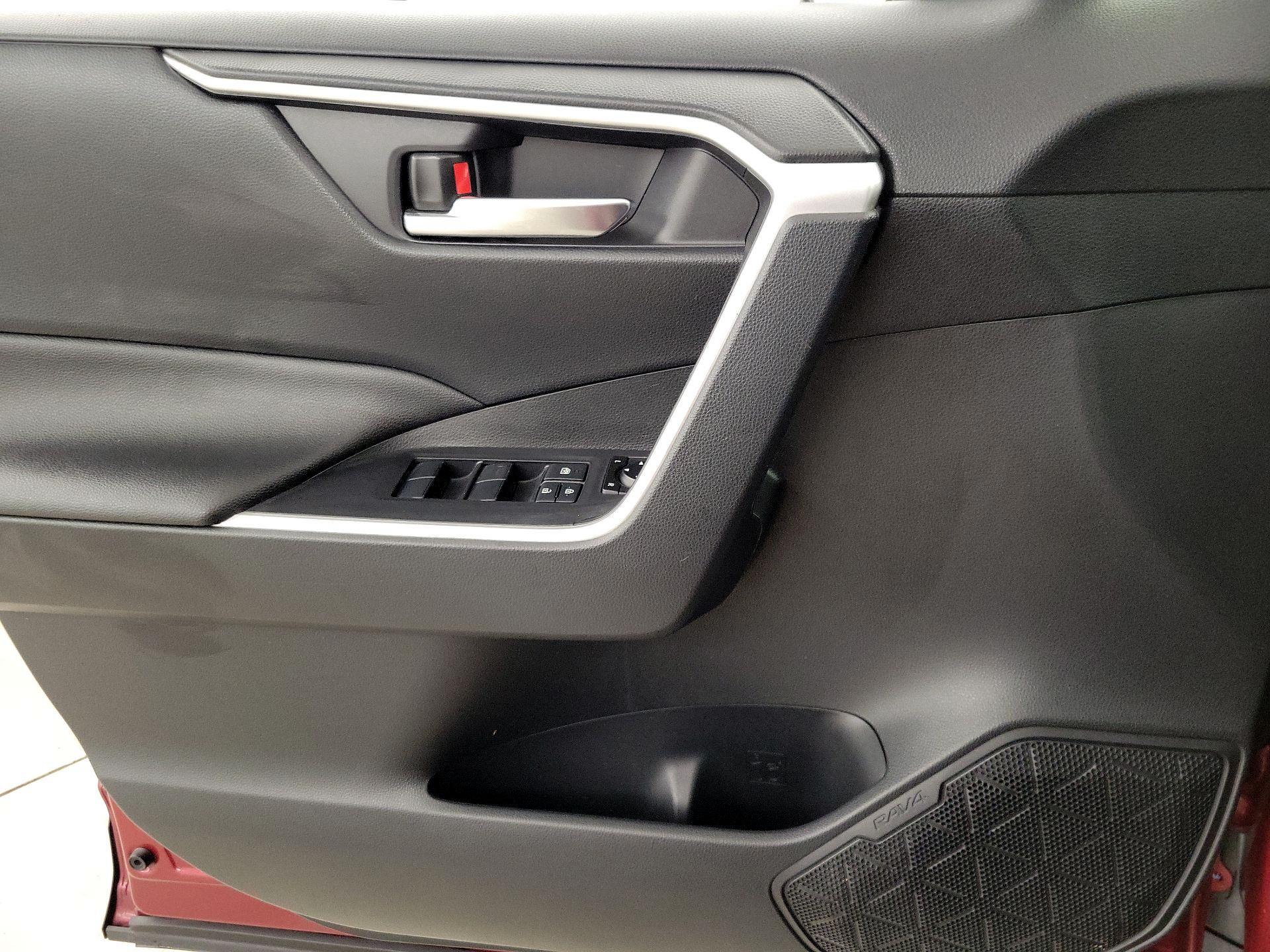 Thumbnail: 2019 Toyota RAV4 - 12