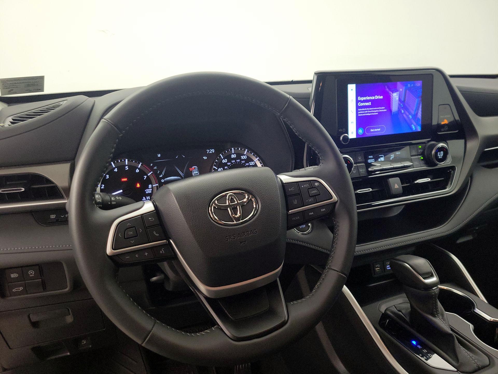 Thumbnail: 2023 Toyota Highlander - 10