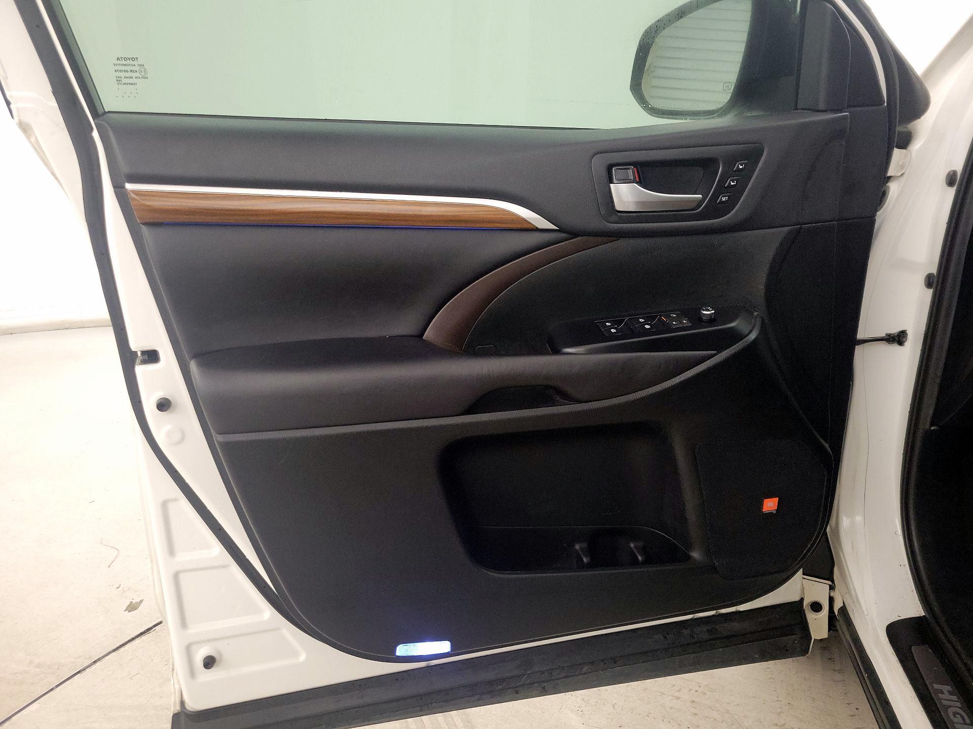 Thumbnail: 2019 Toyota Highlander - 12