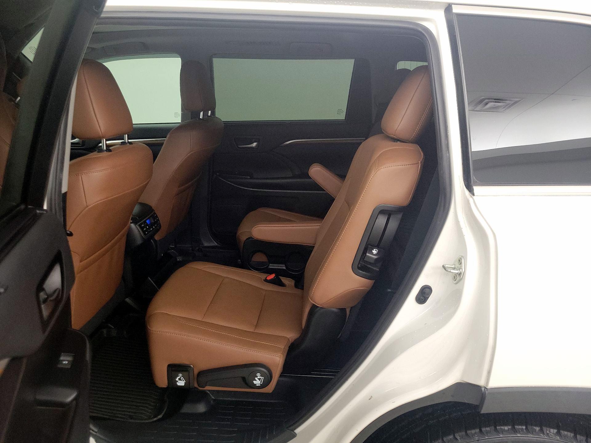 Thumbnail: 2019 Toyota Highlander - 20