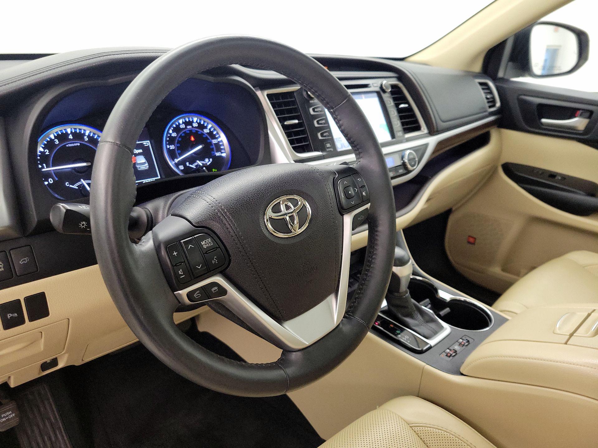 Thumbnail: 2016 Toyota Highlander - 9