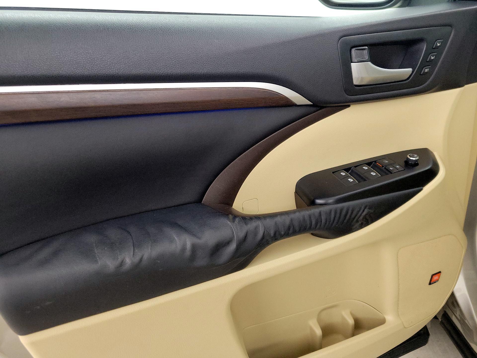 Thumbnail: 2016 Toyota Highlander - 12