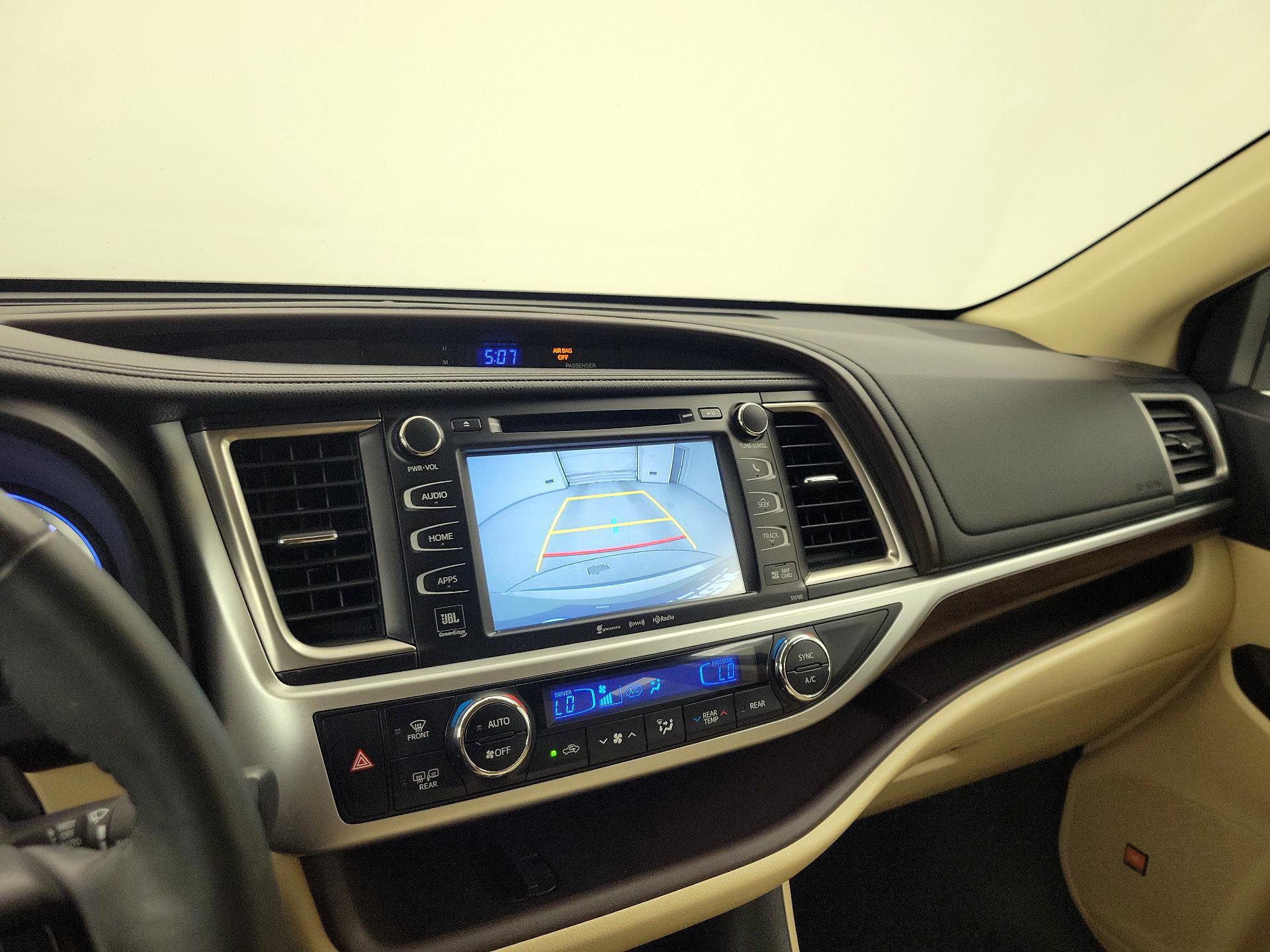Thumbnail: 2016 Toyota Highlander - 15