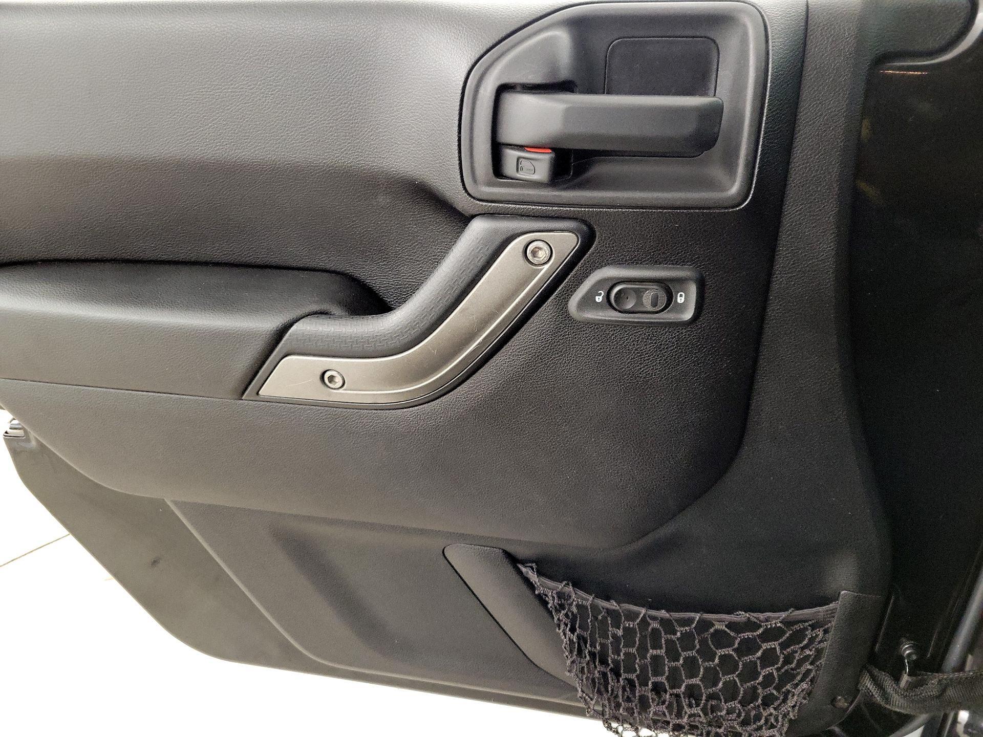 Thumbnail: 2015 Jeep Wrangler - 12
