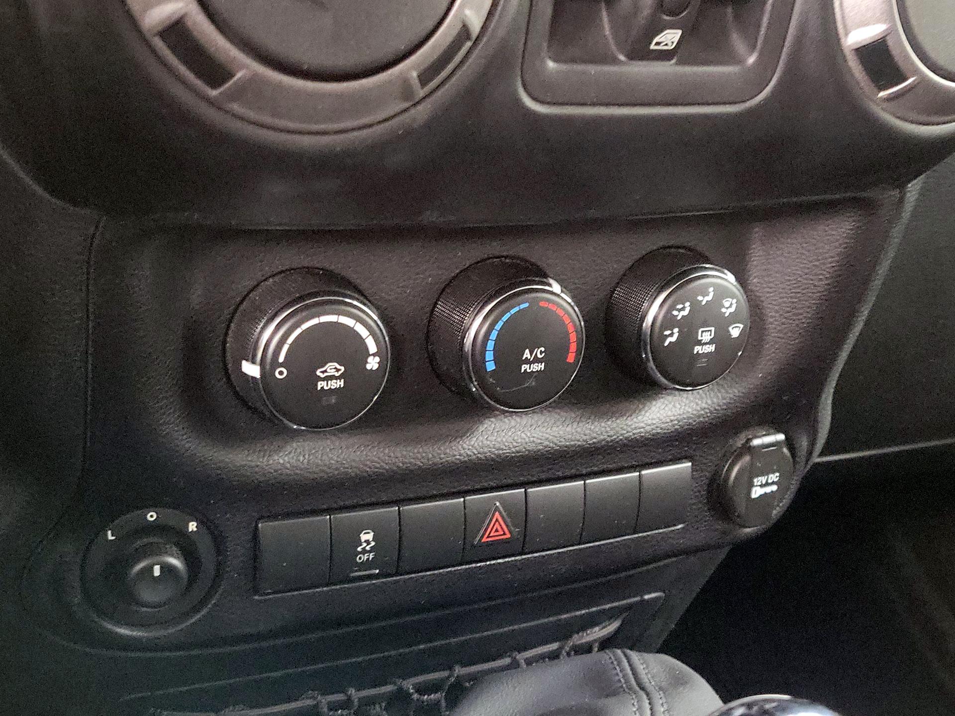 Thumbnail: 2015 Jeep Wrangler - 14