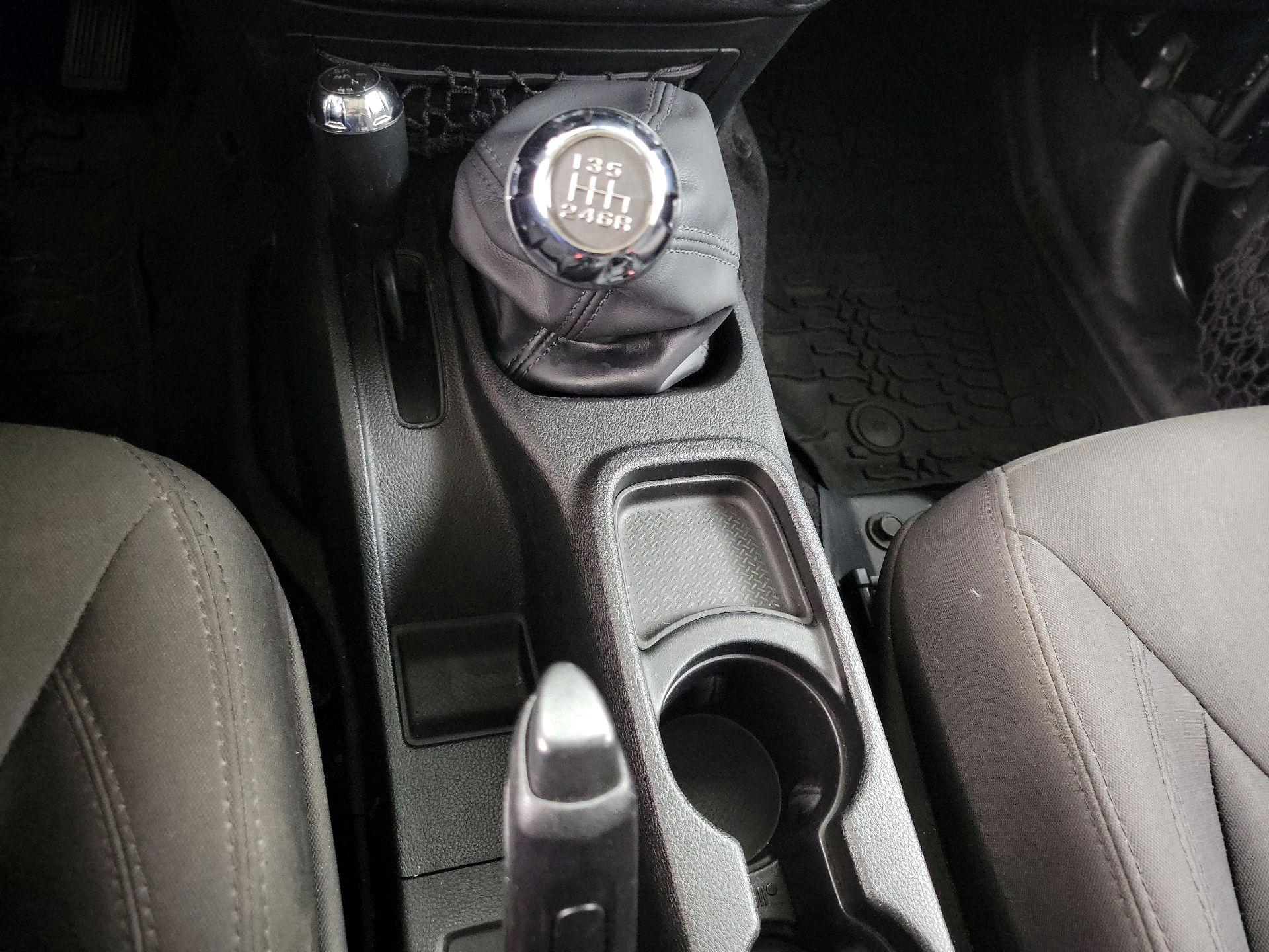 Thumbnail: 2015 Jeep Wrangler - 15