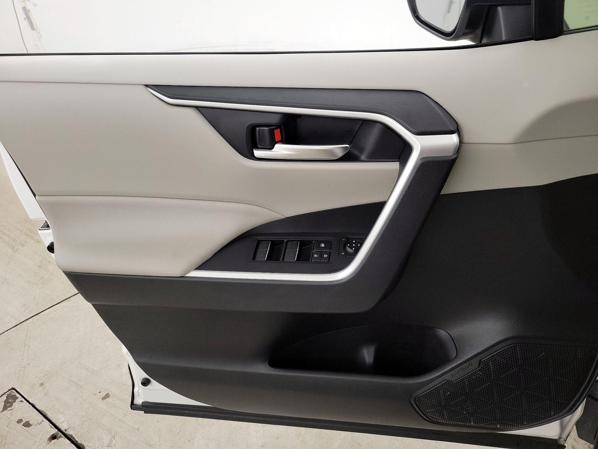 Thumbnail: 2022 Toyota RAV4 - 12