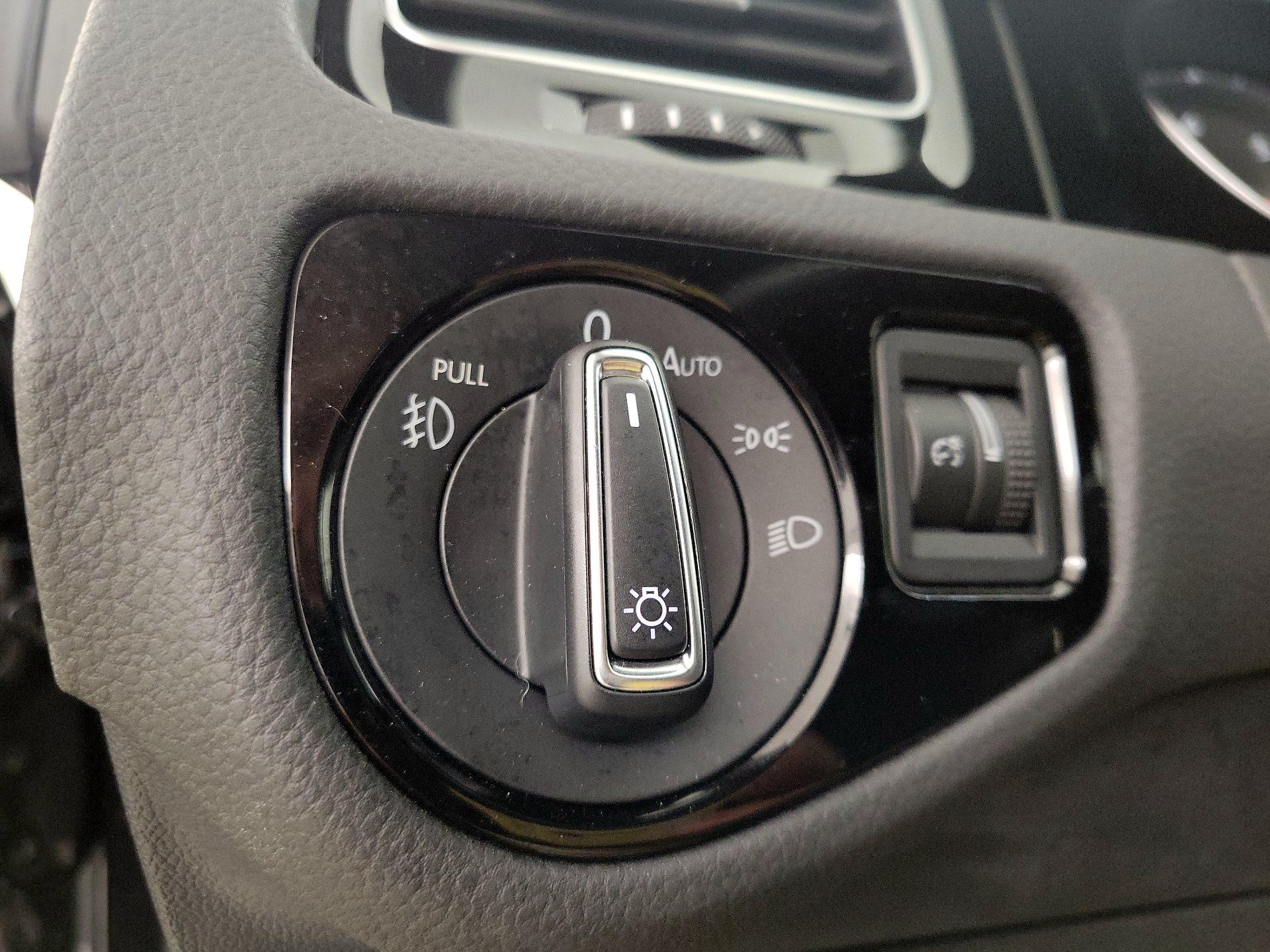 Thumbnail: 2019 Volkswagen Golf - 13