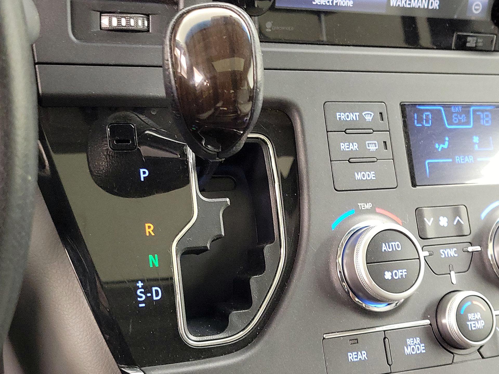 Thumbnail: 2015 Toyota Sienna - 18