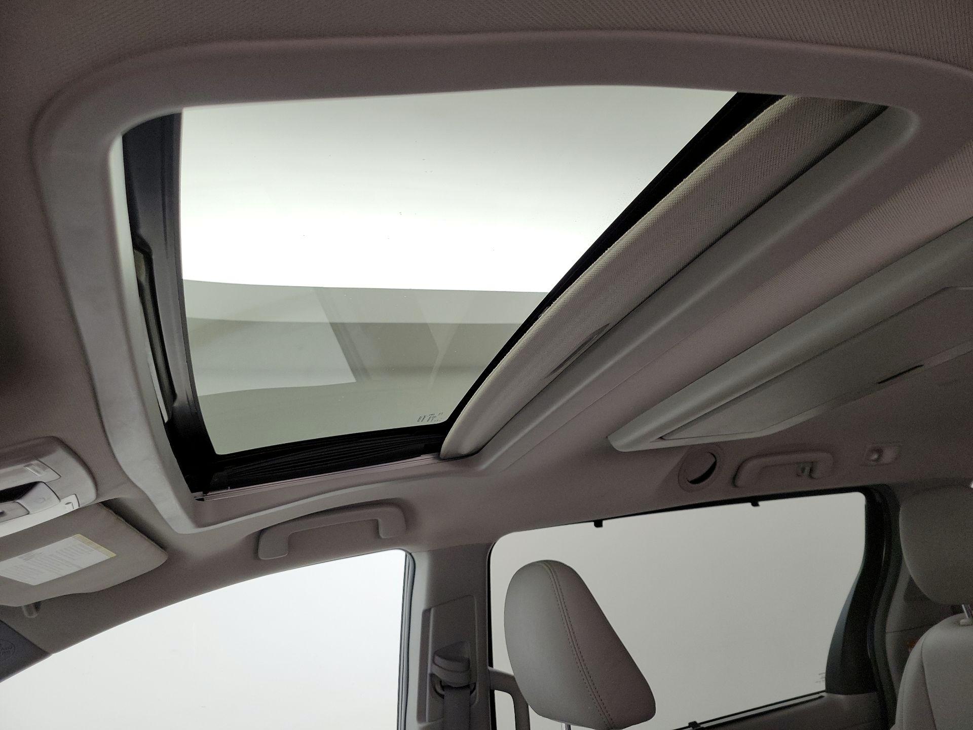 Thumbnail: 2015 Toyota Sienna - 20