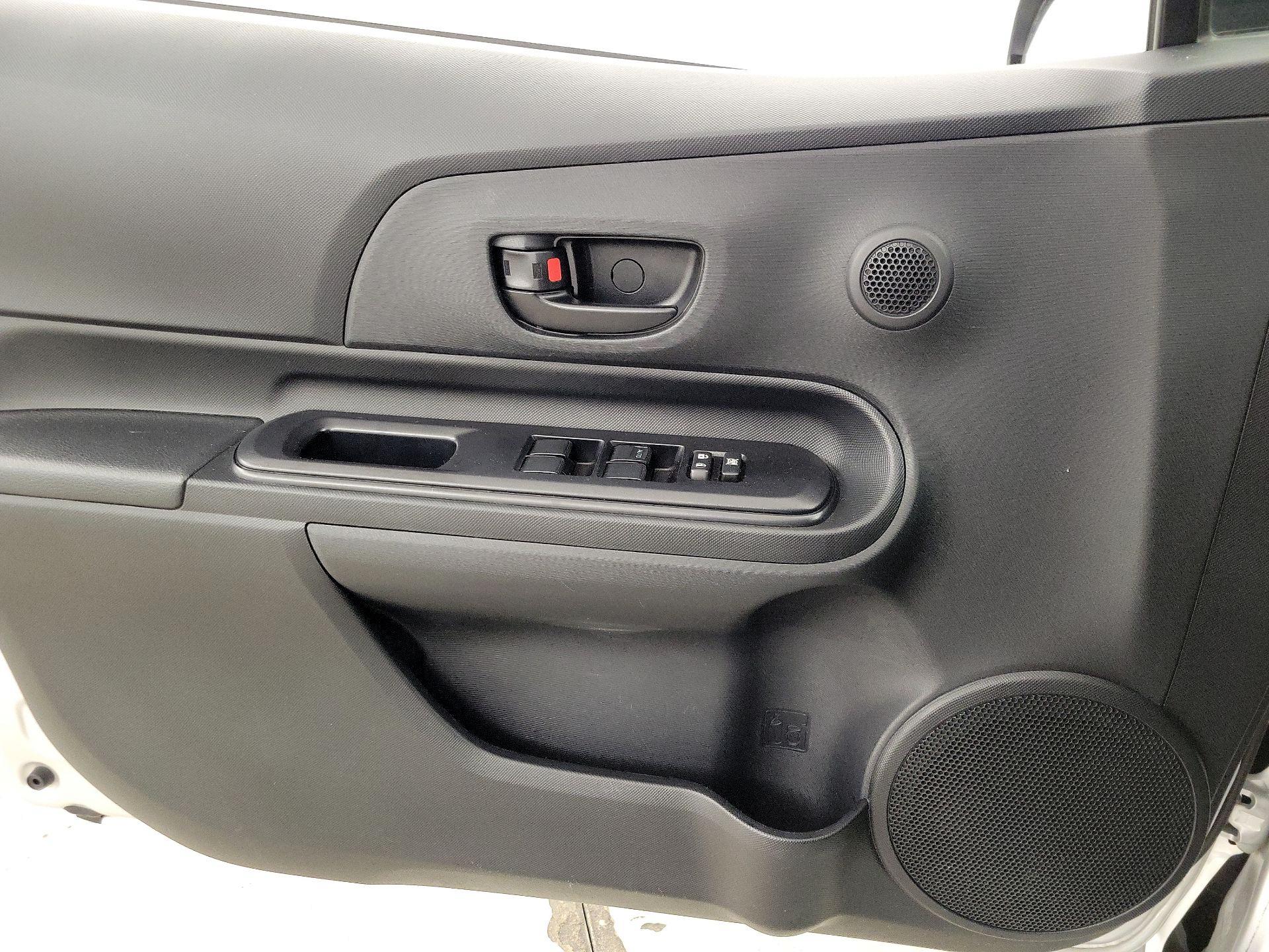 Thumbnail: 2018 Toyota Prius c - 12