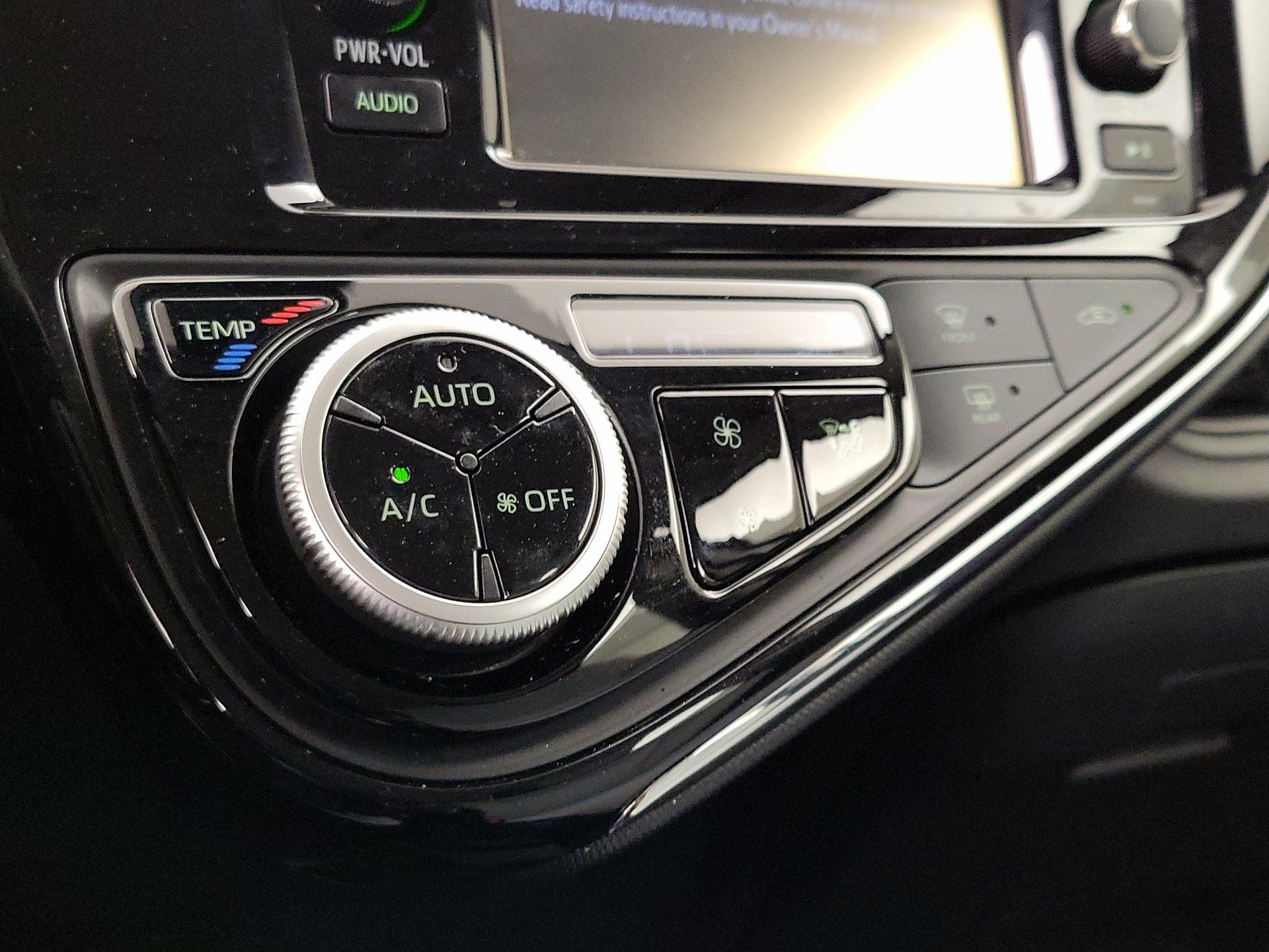 Thumbnail: 2018 Toyota Prius c - 16