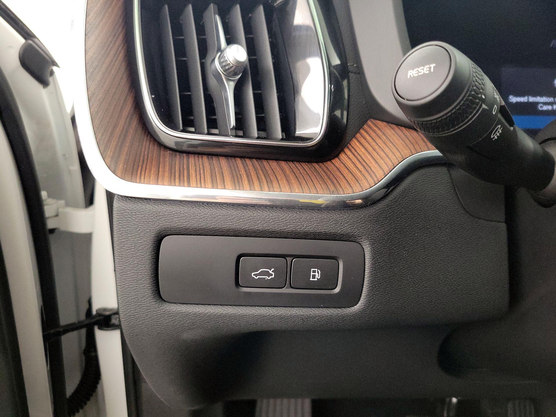 Thumbnail: 2023 Volvo XC60 - 13