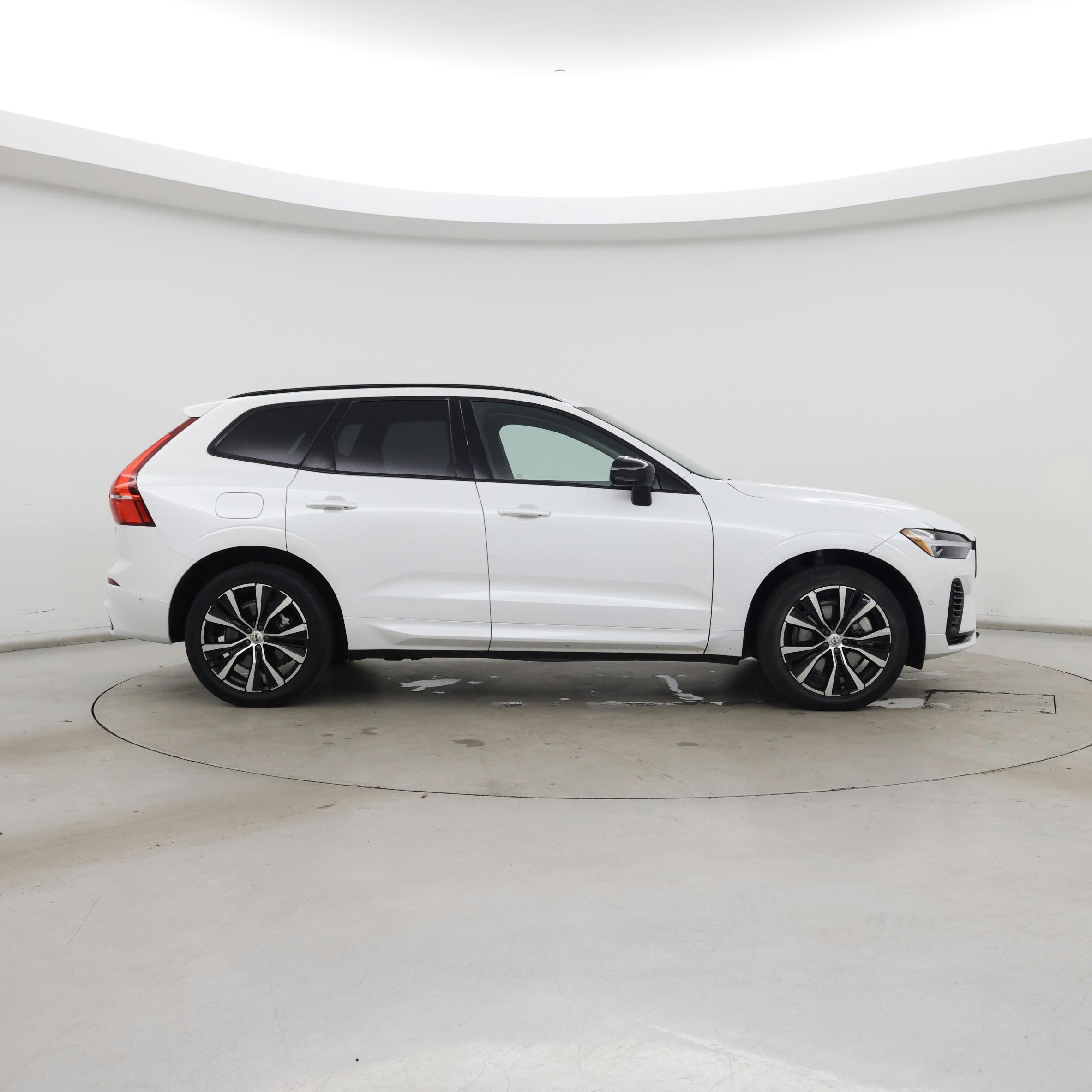 Thumbnail: 2023 Volvo XC60 - 7