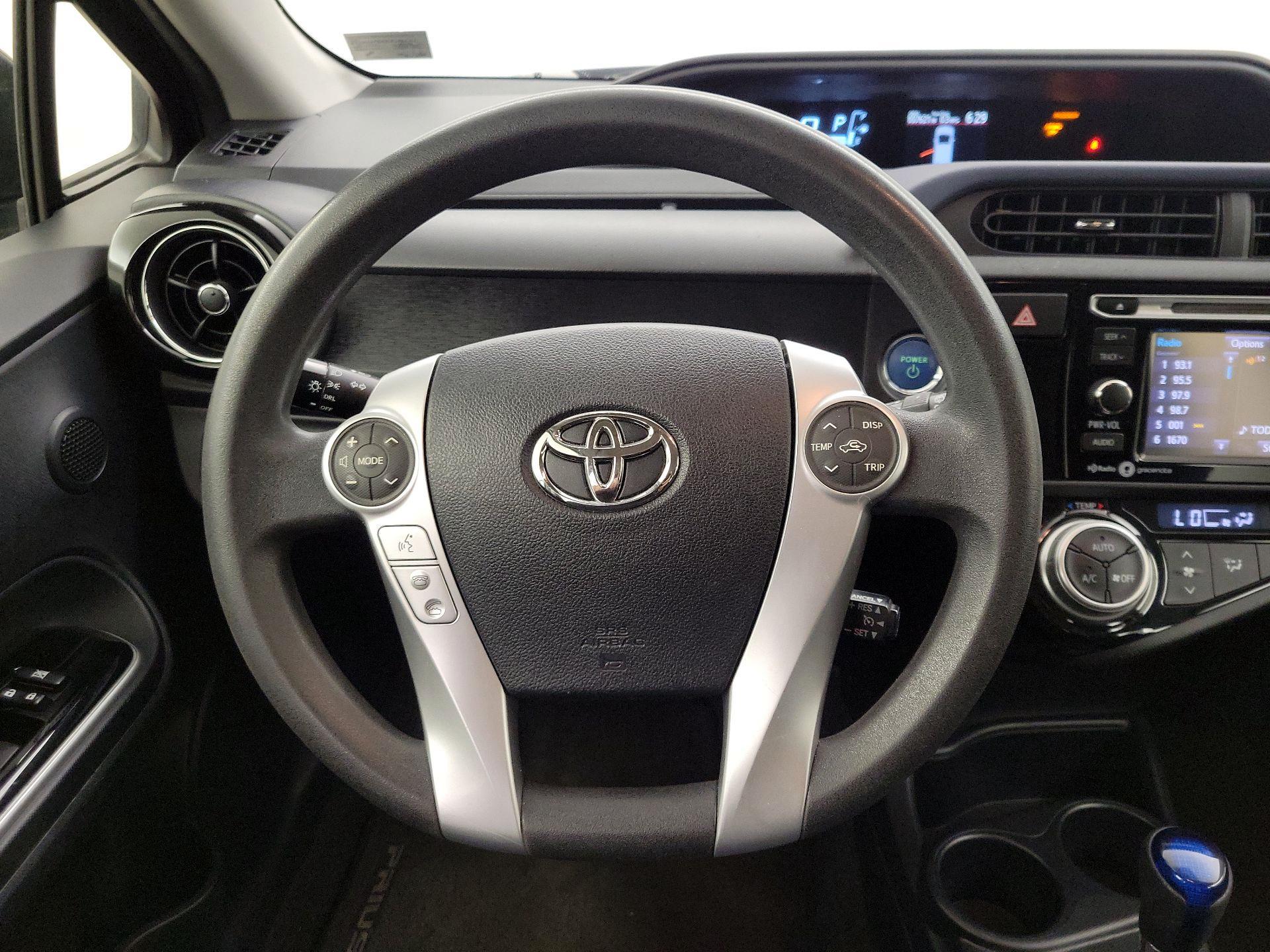 Thumbnail: 2015 Toyota Prius c - 10