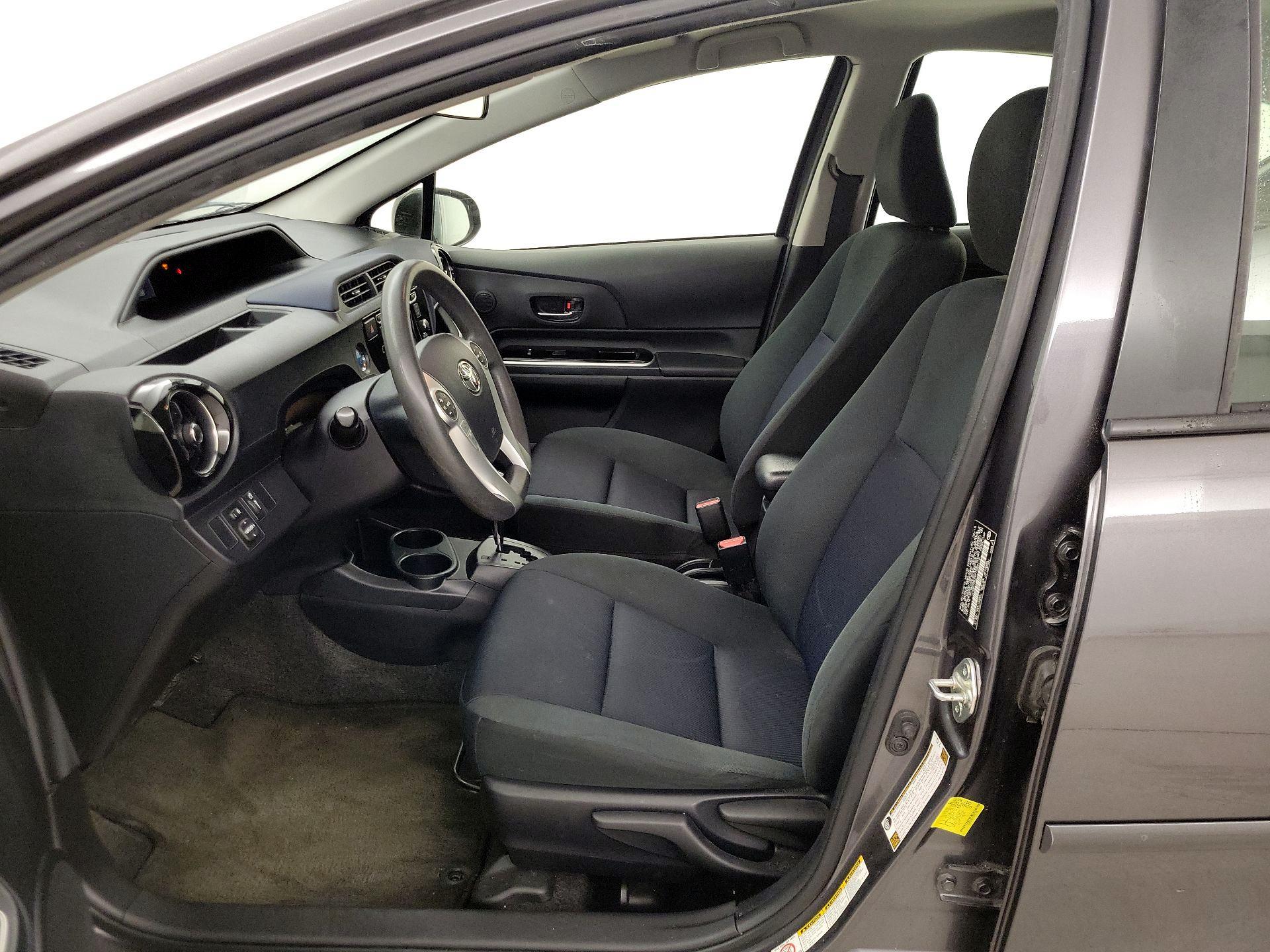 Thumbnail: 2015 Toyota Prius c - 11