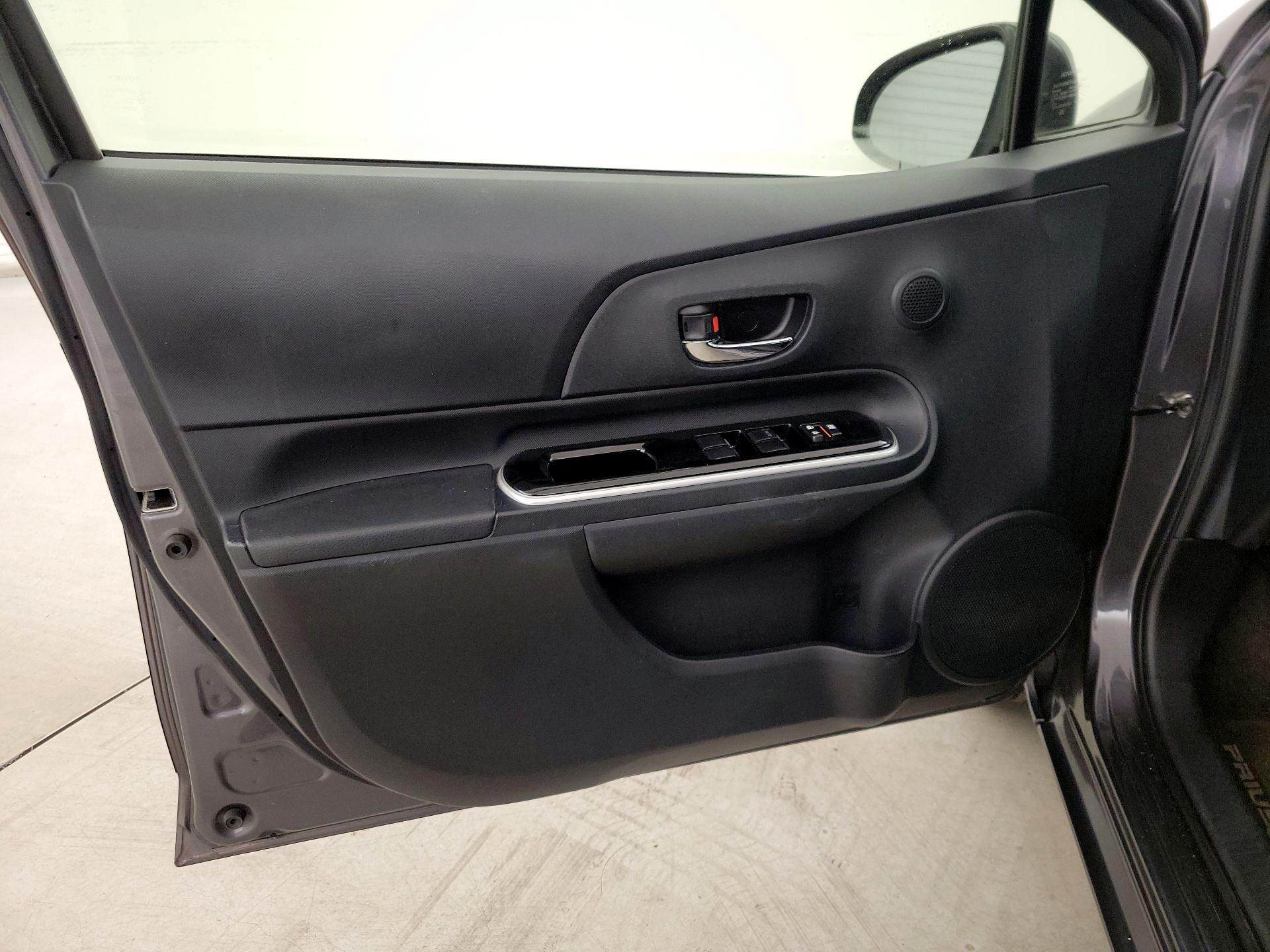 Thumbnail: 2015 Toyota Prius c - 12