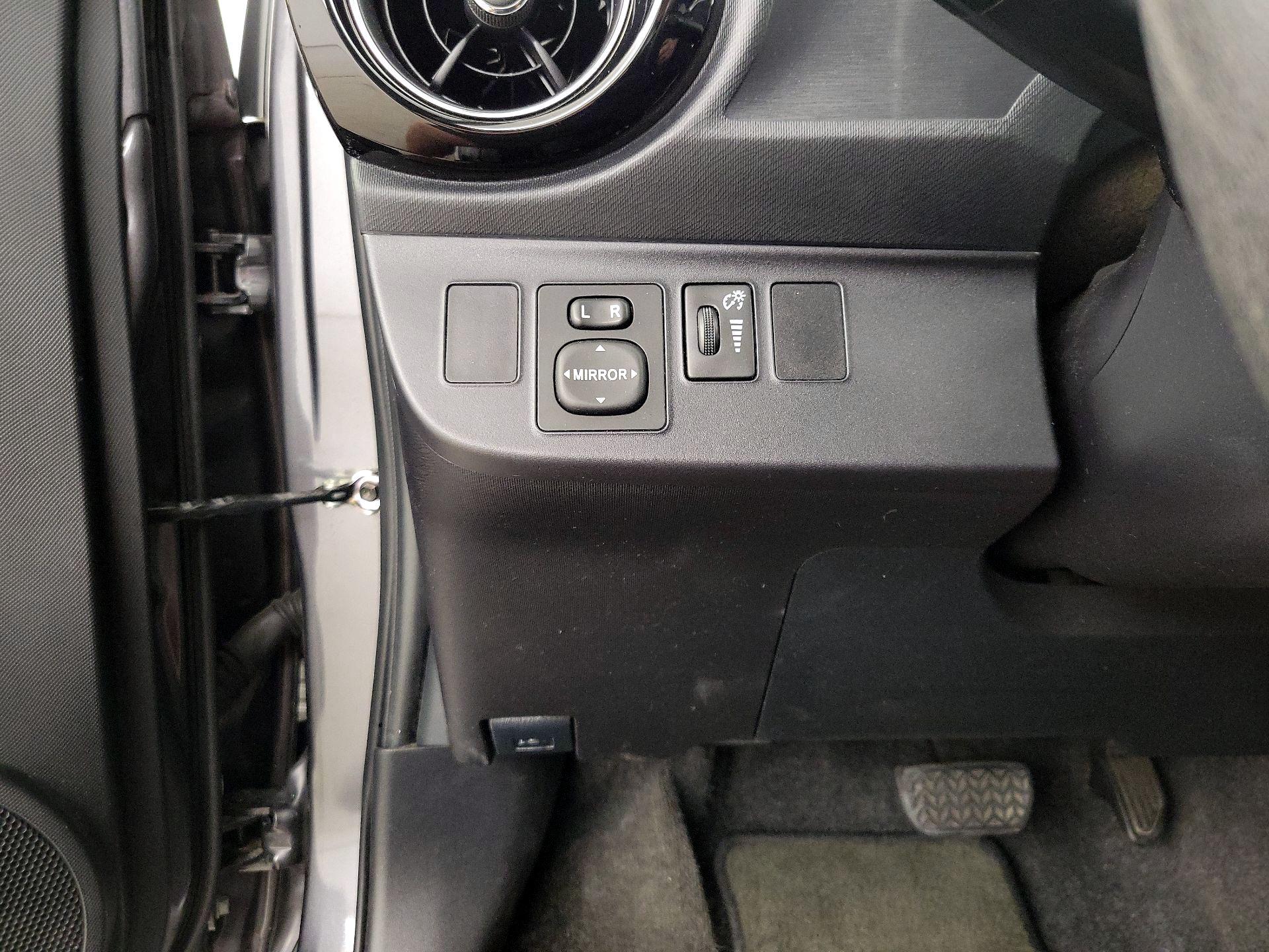 Thumbnail: 2015 Toyota Prius c - 13