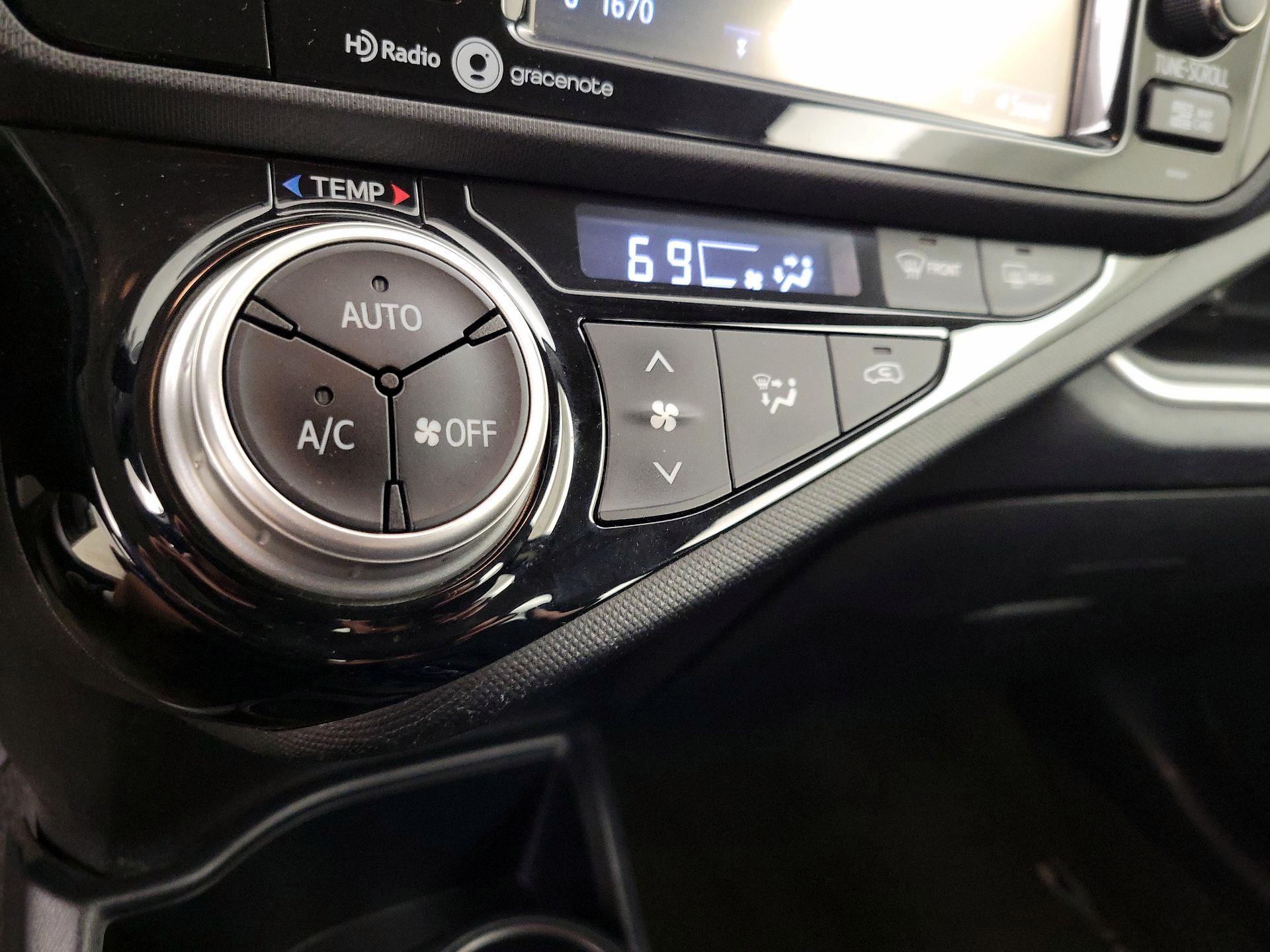 Thumbnail: 2015 Toyota Prius c - 15