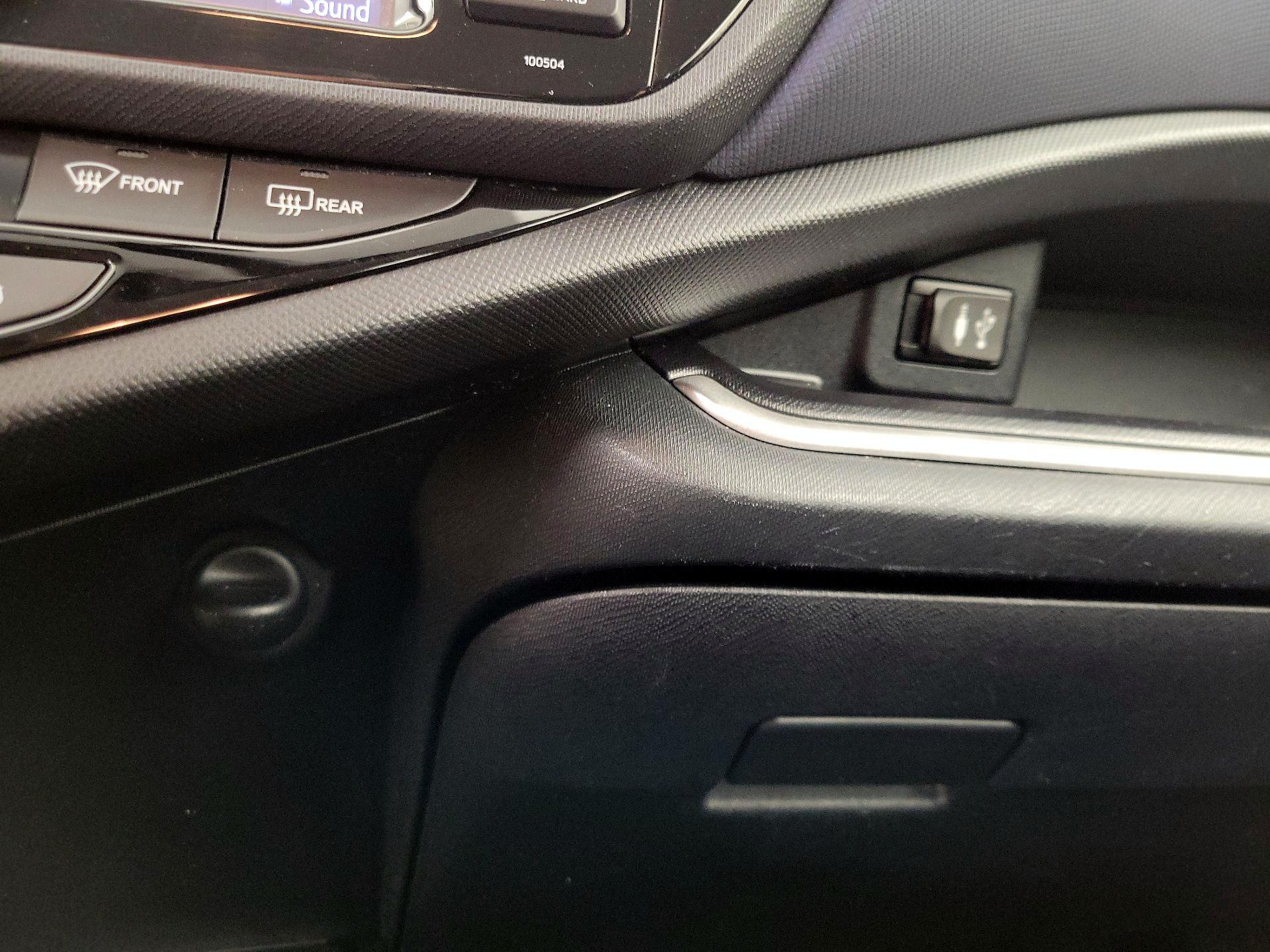 Thumbnail: 2015 Toyota Prius c - 17