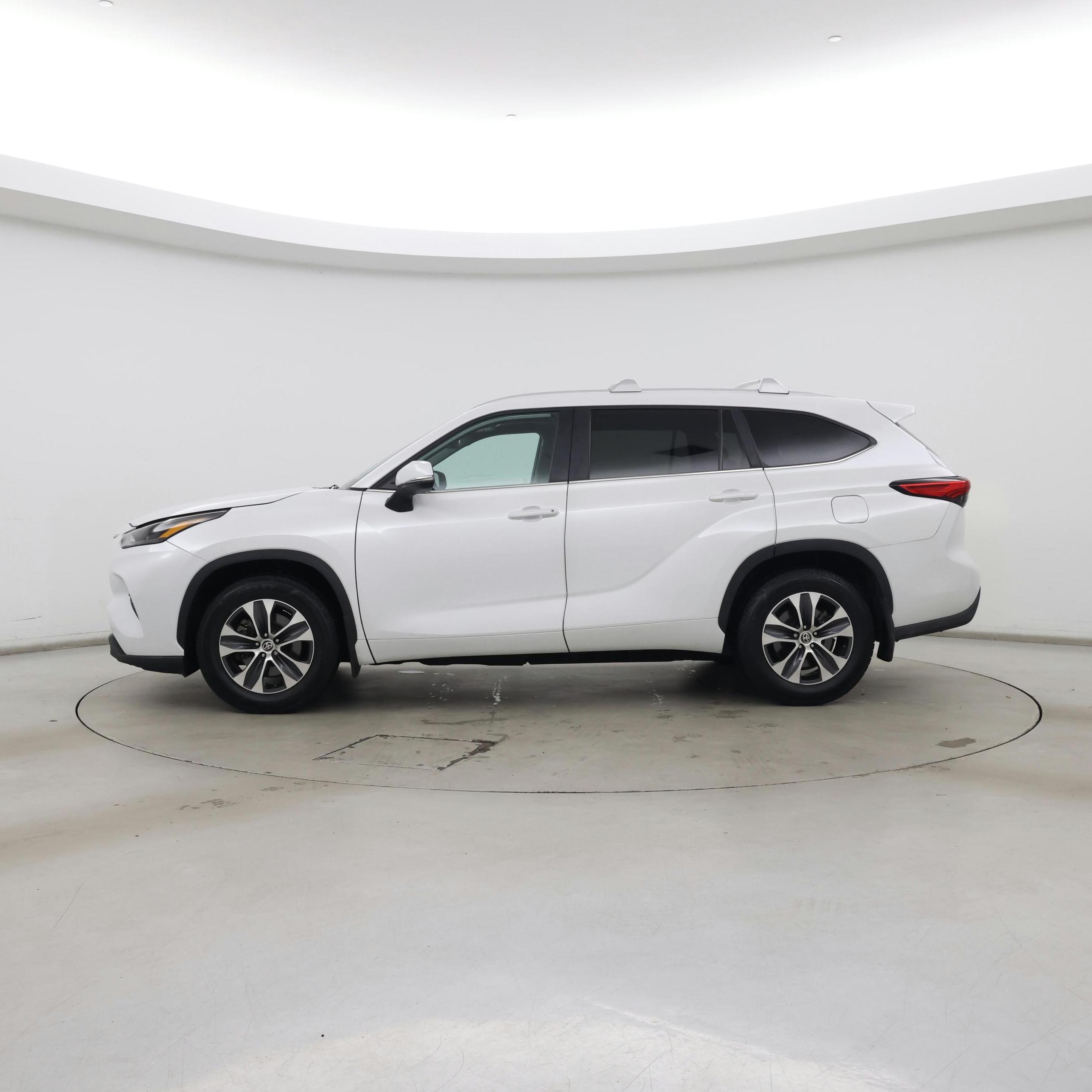 Thumbnail: 2023 Toyota Highlander - 3