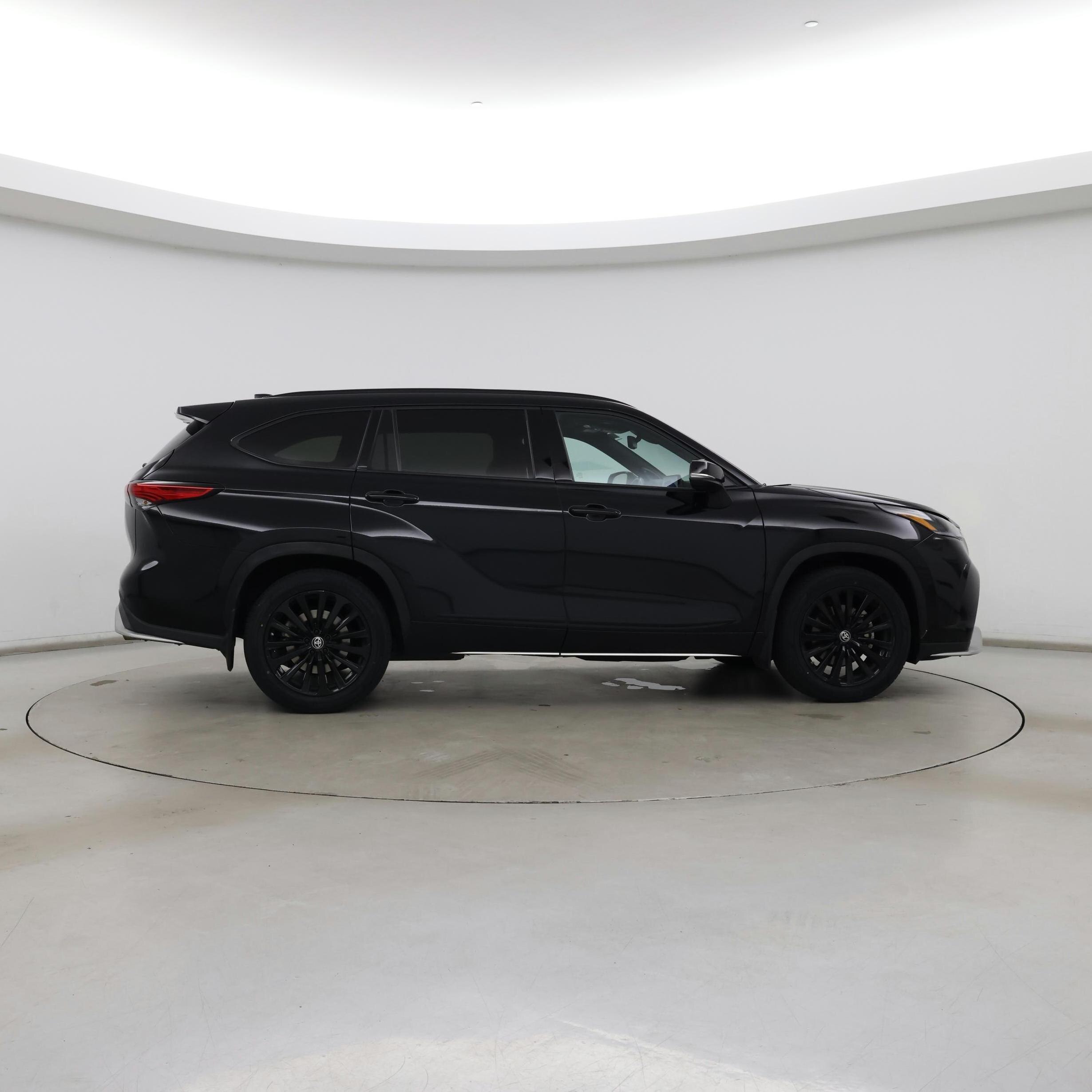 Thumbnail: 2023 Toyota Highlander - 7