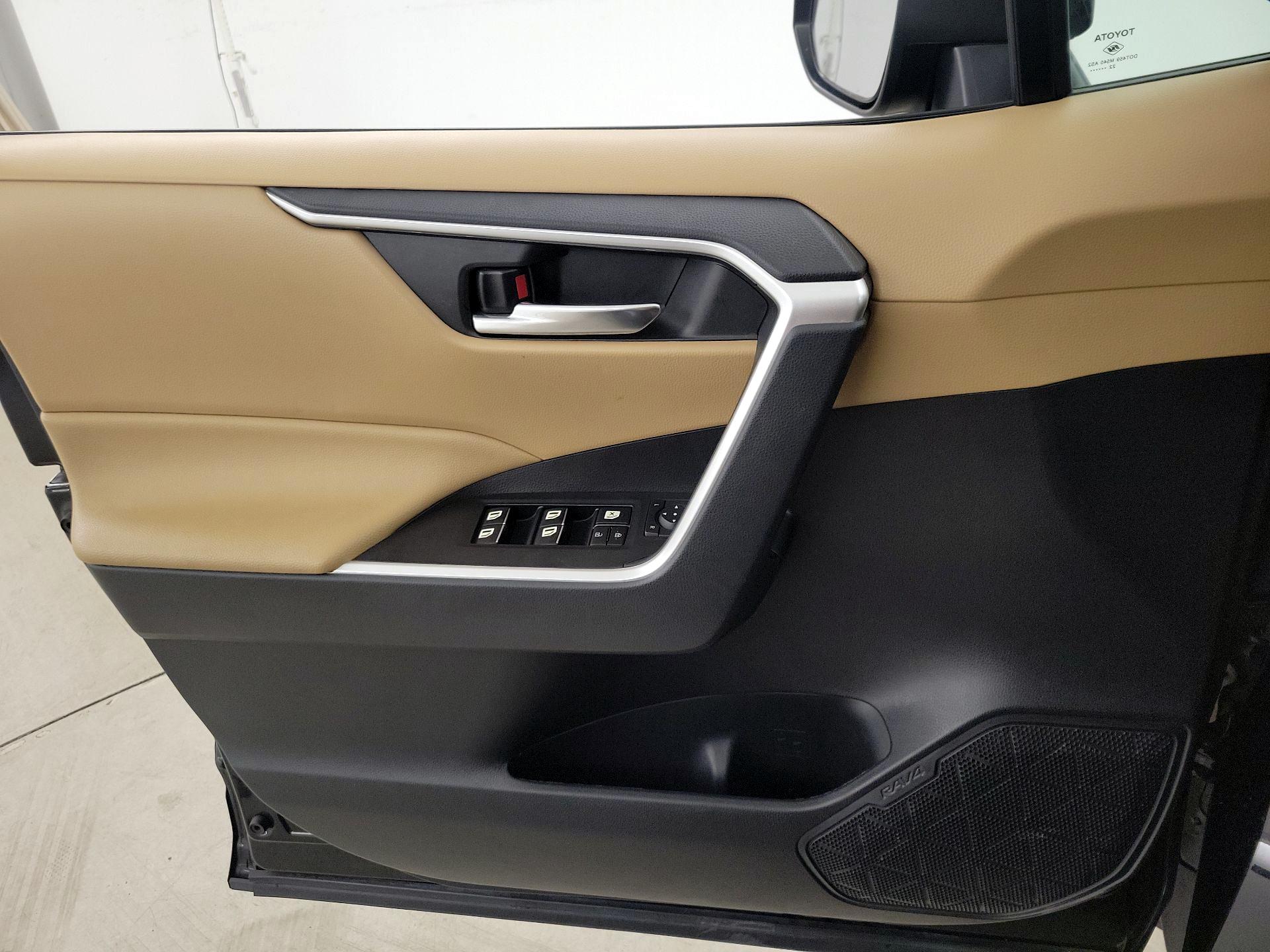 Thumbnail: 2022 Toyota RAV4 - 12