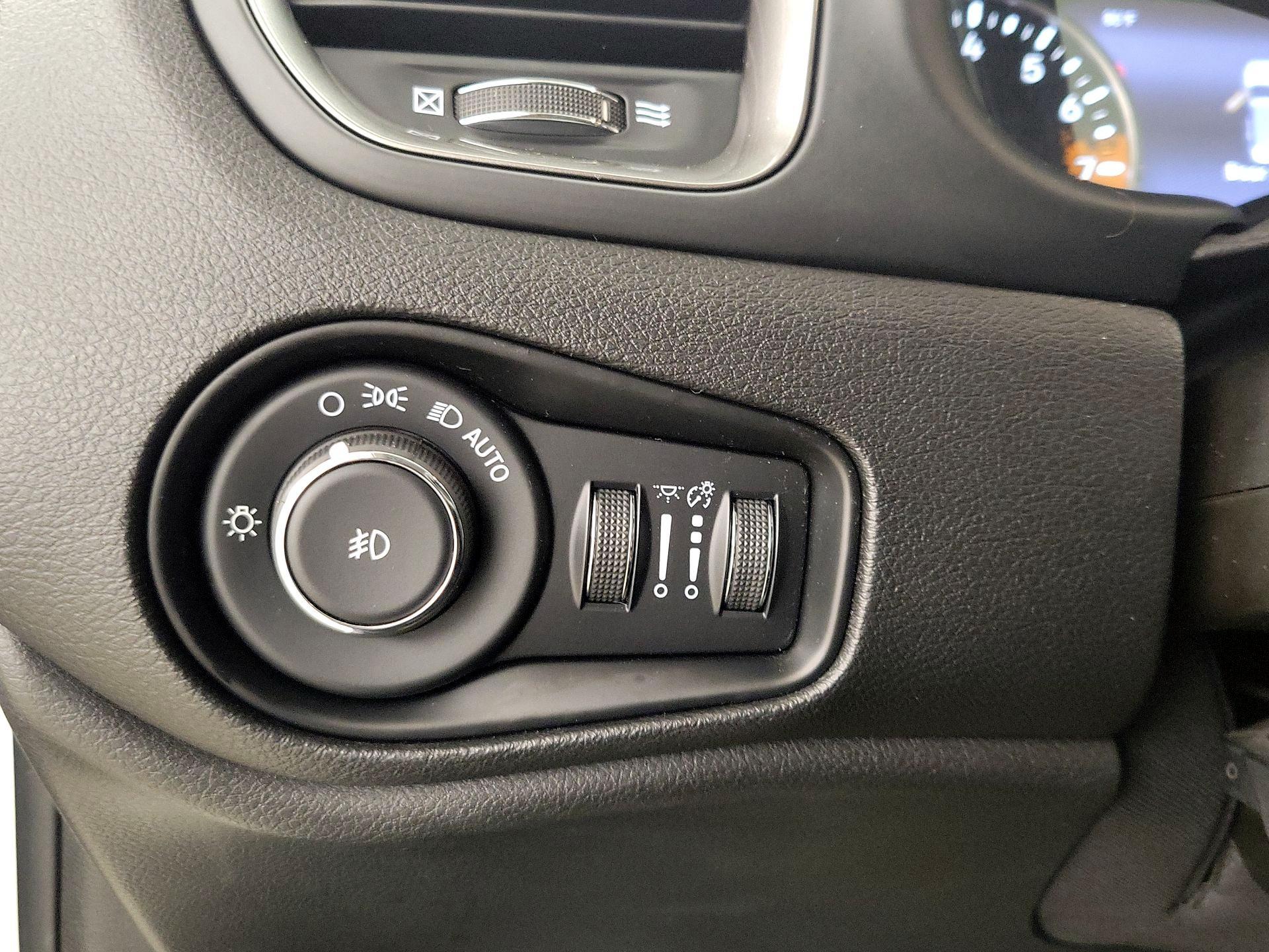 Thumbnail: 2018 Jeep Renegade - 13