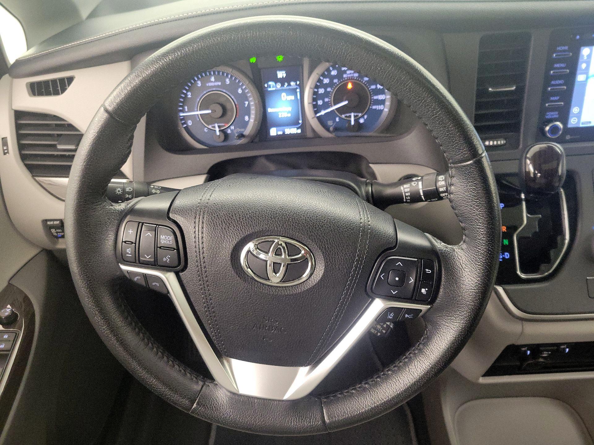 Thumbnail: 2020 Toyota Sienna - 10