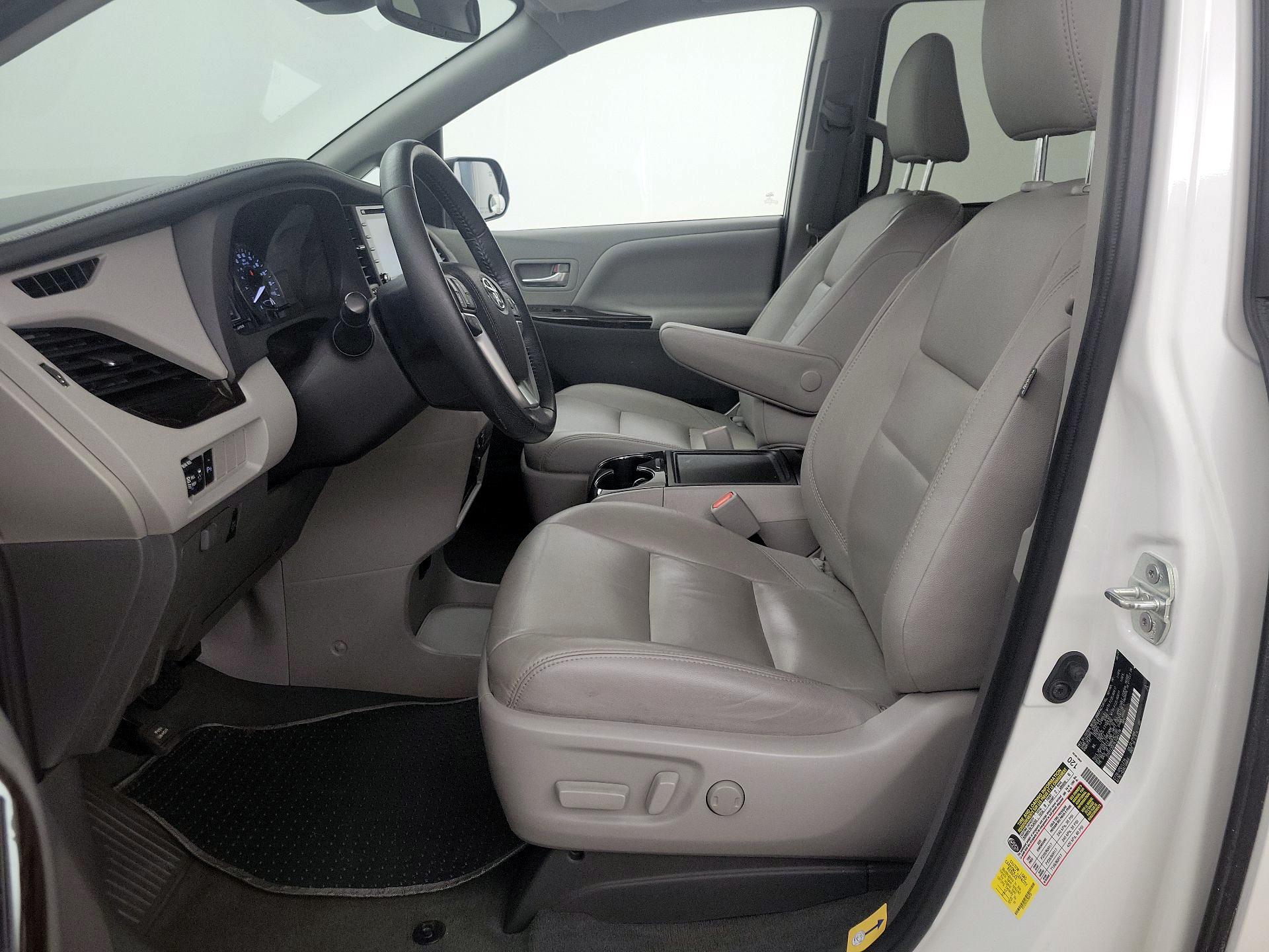 Thumbnail: 2020 Toyota Sienna - 11
