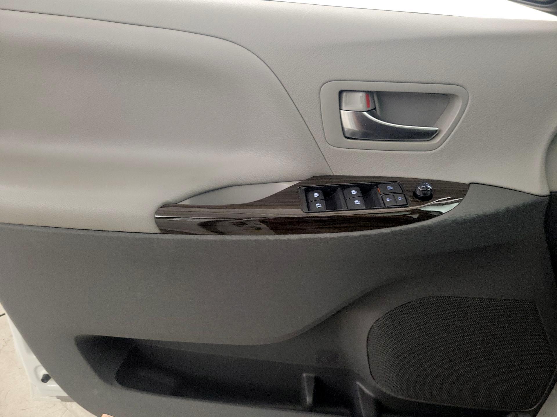 Thumbnail: 2020 Toyota Sienna - 12