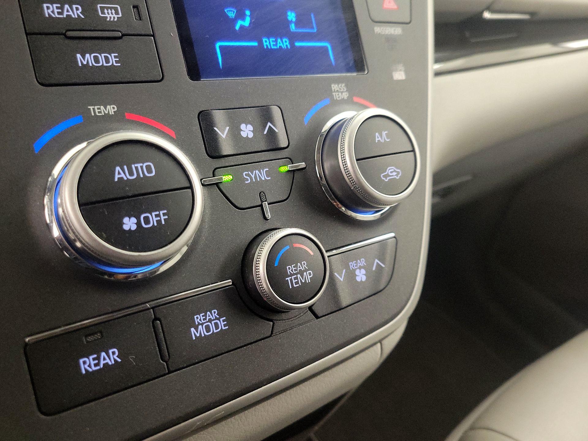 Thumbnail: 2020 Toyota Sienna - 17