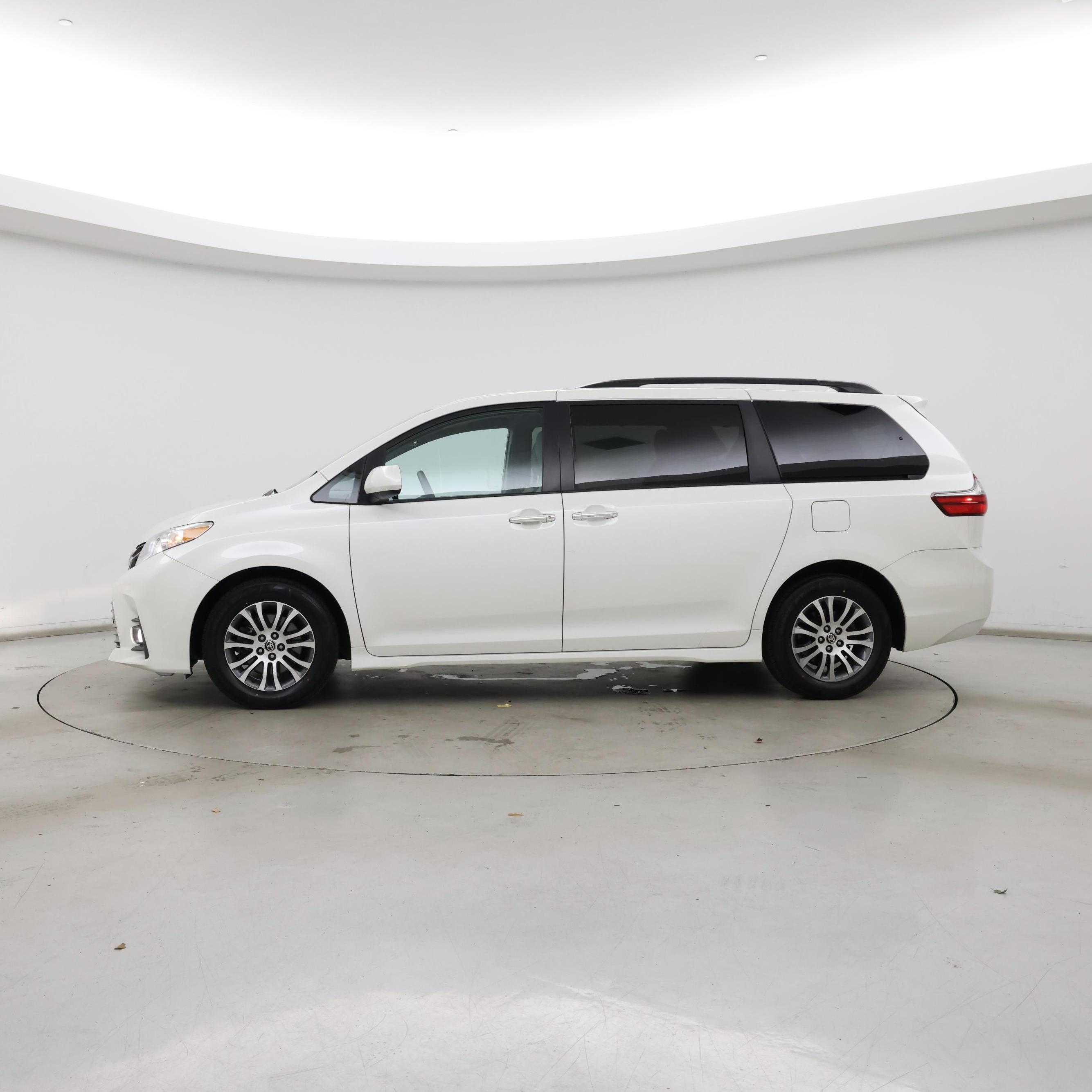 Thumbnail: 2020 Toyota Sienna - 3
