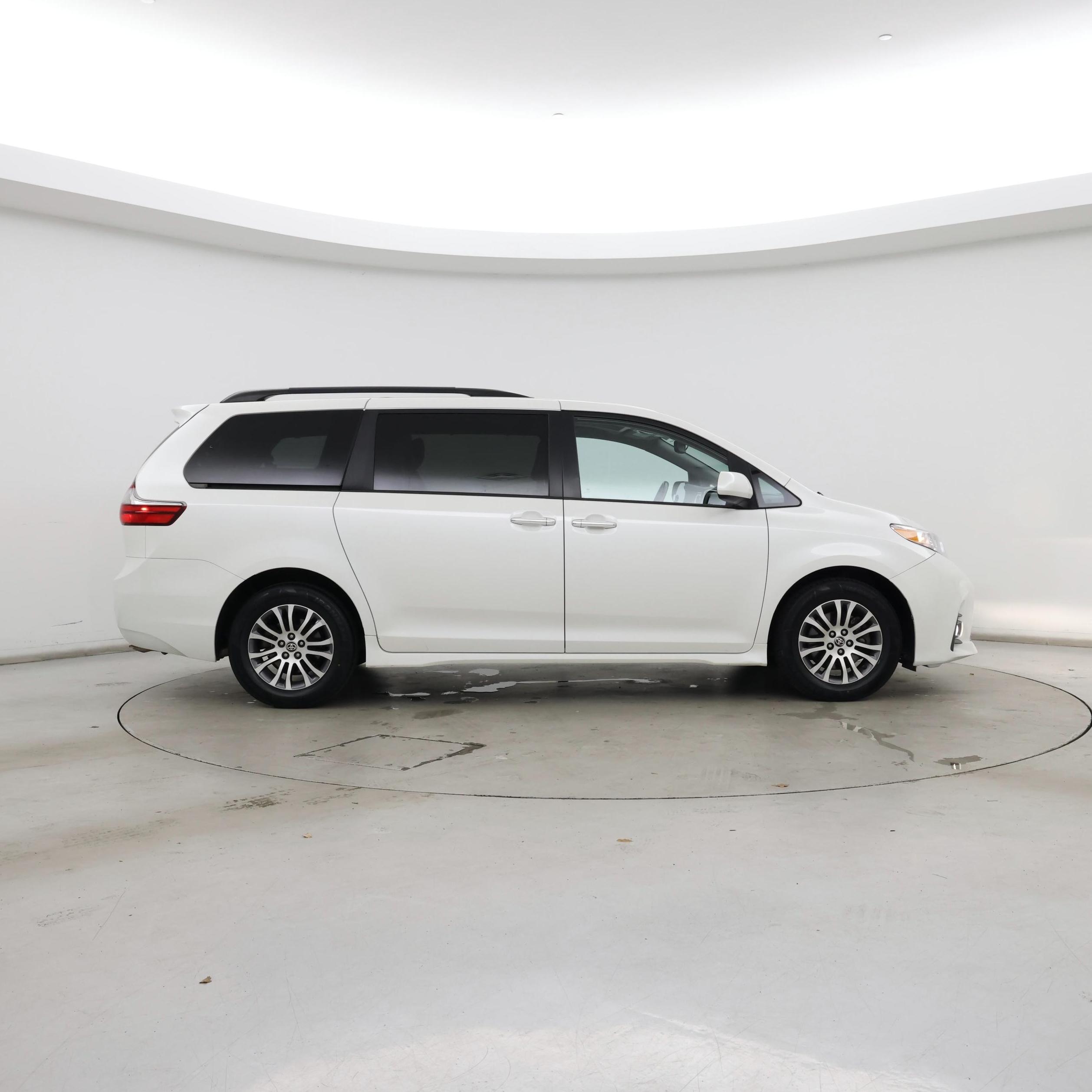 Thumbnail: 2020 Toyota Sienna - 7