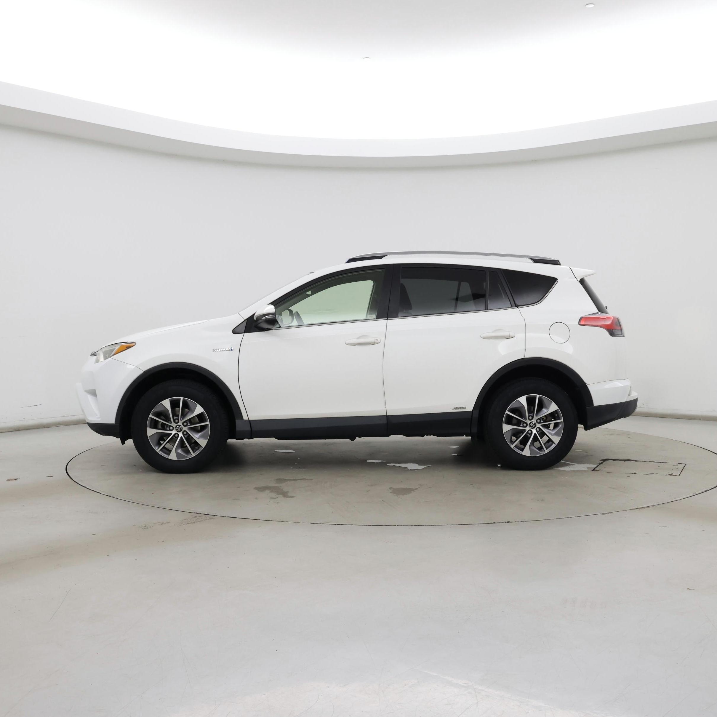Thumbnail: 2018 Toyota RAV4 - 3