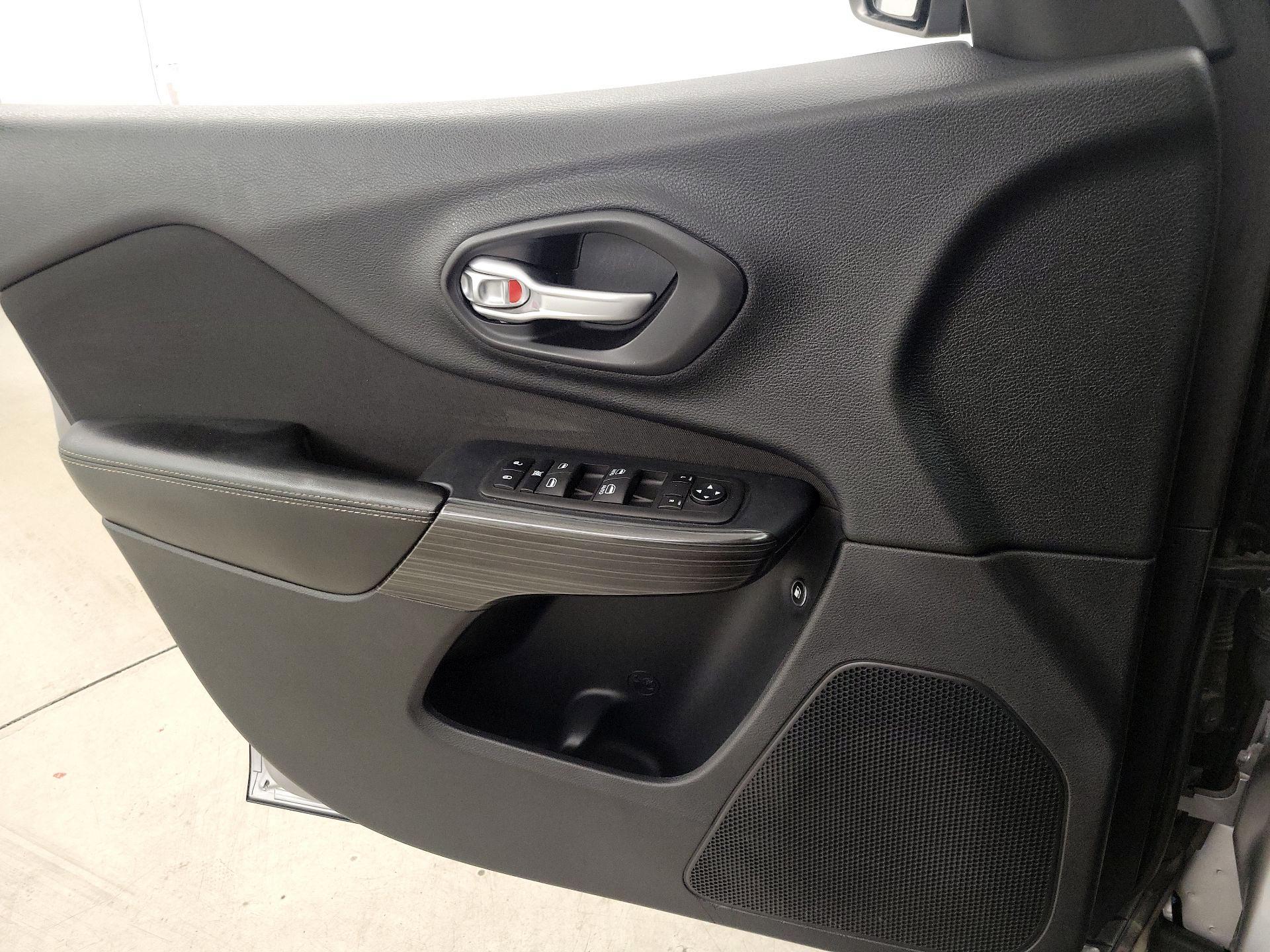 Thumbnail: 2016 Jeep Cherokee - 12