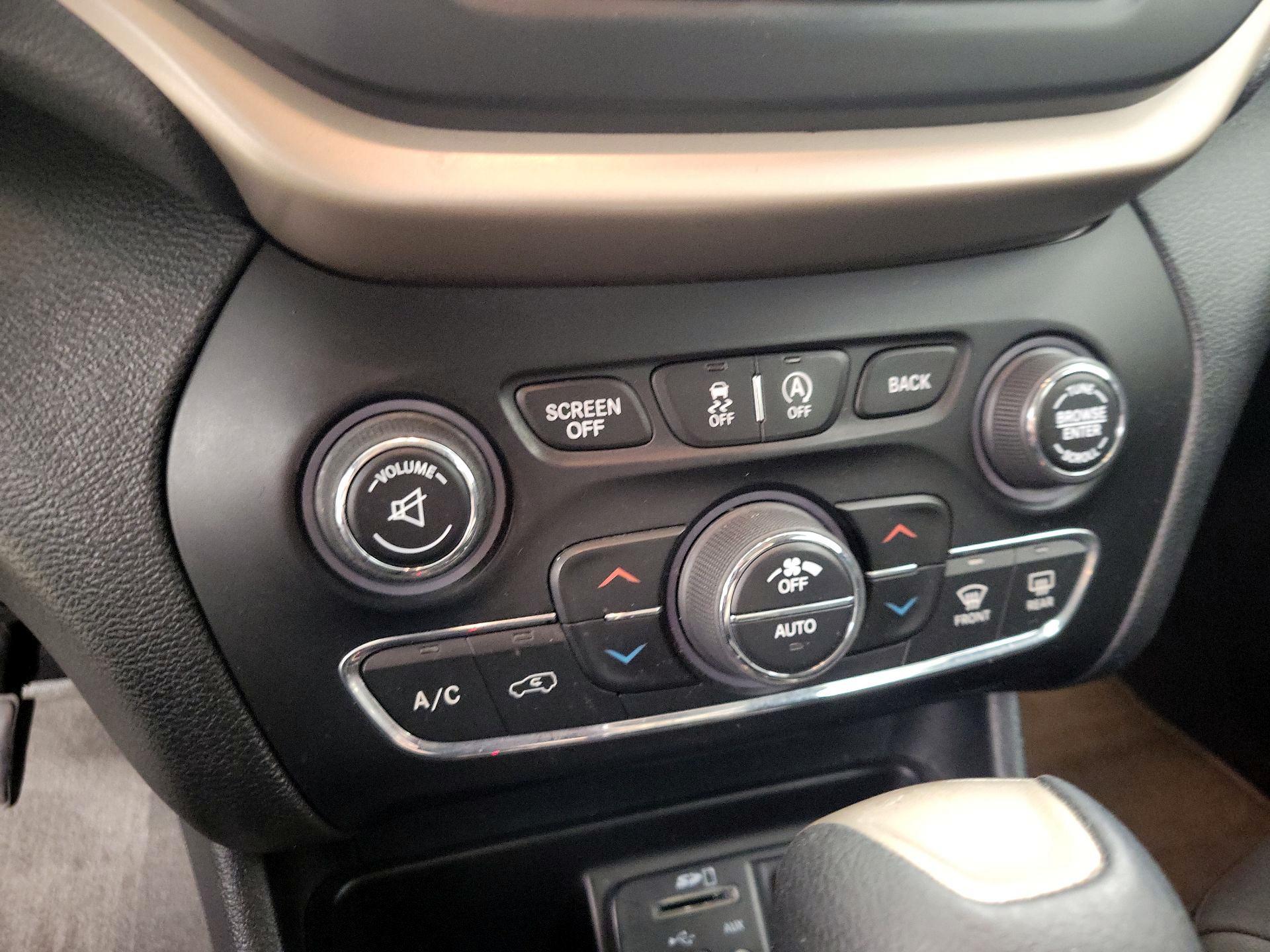 Thumbnail: 2016 Jeep Cherokee - 17
